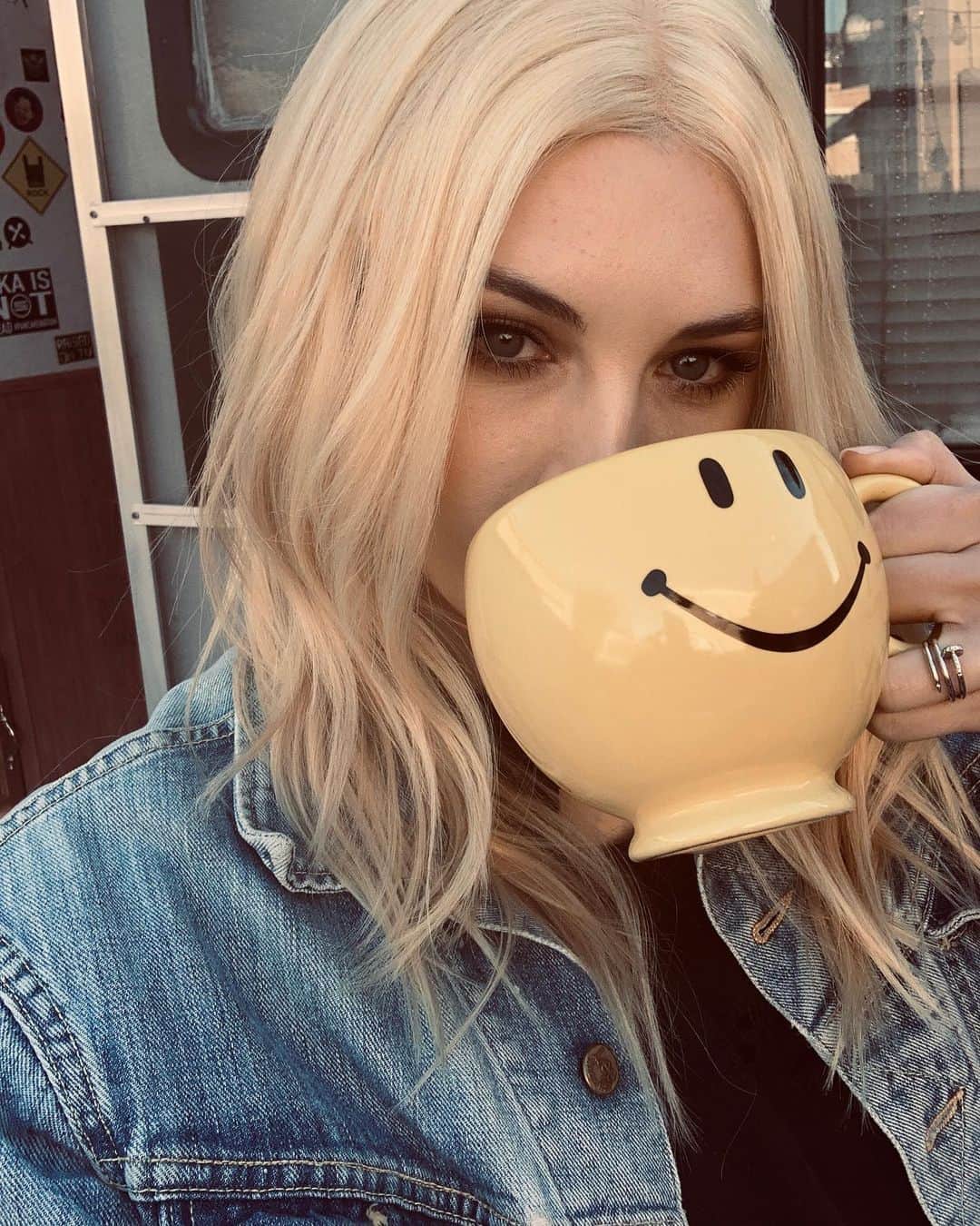 ジャーダン・ミラーのインスタグラム：「Happy coffee on set.  #bts #shooting #musicvideo」