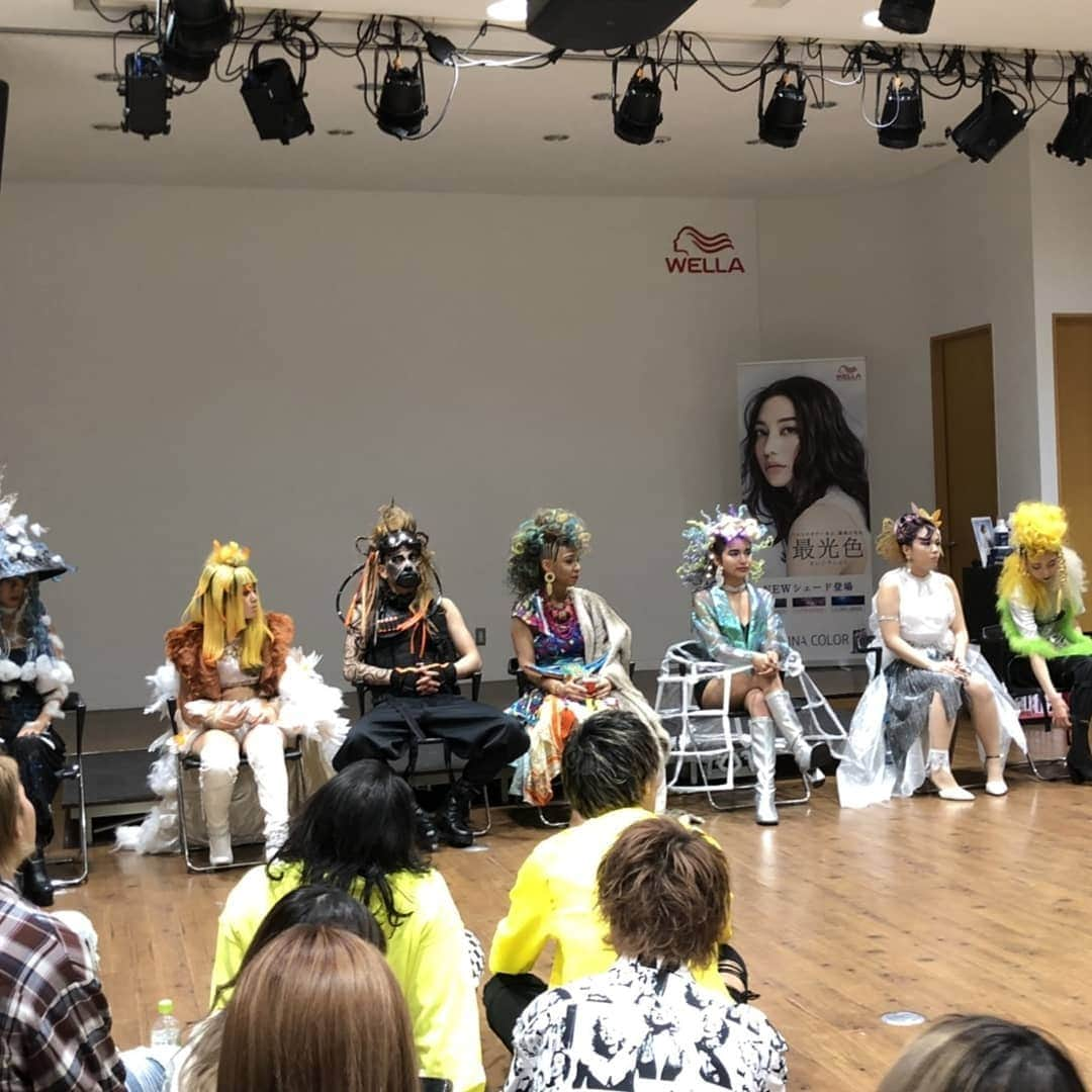 きぃぃりぷさんのインスタグラム写真 - (きぃぃりぷInstagram)「先日はアンクのヘアショーで審査員としてお邪魔させていただきました🧐 2枚目人多すぎて入りきれてない。ぴえん。  去年は自分がモデルとして出ていた場に 審査員としてでるなんて思ってもなかったので凄くいい経験で素晴らしい時間でした🥺  今年のヘアショーのお題は 『世界🌏』『ロアエクステ』  やっぱりアンクのヘアショーはレベチでした 去年と今年も凄く斬新で派手で手の込んだ仕込みがすごくてどこも迷いました笑！  女性しかいないモデルの中男性モデルを使うなど ドレスや衣装ほぼ1からつくるなど 現地で使っているものと同じものを使うなど 日本ぽさを残して個々でイメージを活かす所だったり ロアエクステの未来をイメージし新しい方向性があったりなどなど、、 ほんとに驚かせられました🥺❤ どこもほんっとに素敵でした😭  そして1位の表参道店おめでとうございます❤  同率2位の横浜店、原宿店、 おめでとうございます🥺❤ 素敵なショーで審査員を努めさせて頂きありがとうございました😍🙏🙏 #ank #ヘアショー #審査員 #egg #ありがとうございました！」11月14日 10時44分 - kyiiripu.friedegg