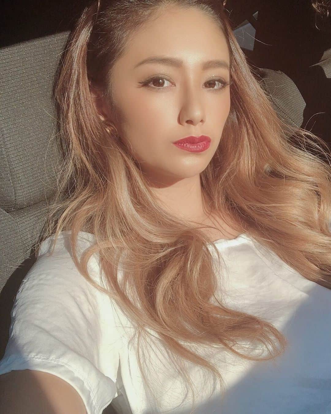 のインスタグラム：「. おっはよ☀️ 今朝の夢について。 なんかランチでどこかのビュッフェにいて 串に刺さってるようなドデカイハンバーガーを 取ろうと思っておっきいトングで 肉汁が出ないように頑張ってお皿によそう ってゆう夢で悪戦苦闘していて パッて起きたらトングじゃなくて iPhoneを握ってて時間みたら出社の3分前 でした。 そしてなんか重いなぁって 思ったらあたしの上でふてくん寝てて どっちにしろハンバーガーは食べれなかったし 寝坊・遅刻だし最悪な朝でした。 . #変な #夢 #ご飯の夢だけは #やめてほしい #今日のランチは #ハンバーガー #決定でしょうか #でも夢の #ハンバーガー #まじで #美味しそうだったな #selfie」