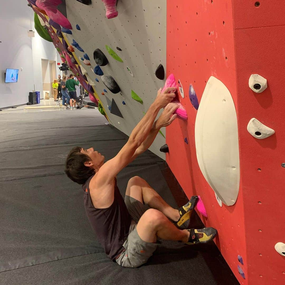 アレックス・オノルドさんのインスタグラム写真 - (アレックス・オノルドInstagram)「Had a ton of fun forerunning and enjoying the new problems at Planet Granite Fountain Valley this morning. Seeing these gyms come together makes me stoked to be a part of the Planet Granite family. If you live in the area, sign up for updates or get your membership at planetgranite.com」11月14日 10時43分 - alexhonnold