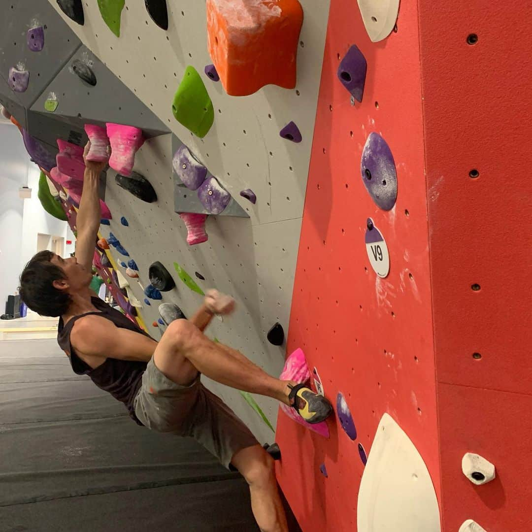 アレックス・オノルドさんのインスタグラム写真 - (アレックス・オノルドInstagram)「Had a ton of fun forerunning and enjoying the new problems at Planet Granite Fountain Valley this morning. Seeing these gyms come together makes me stoked to be a part of the Planet Granite family. If you live in the area, sign up for updates or get your membership at planetgranite.com」11月14日 10時43分 - alexhonnold