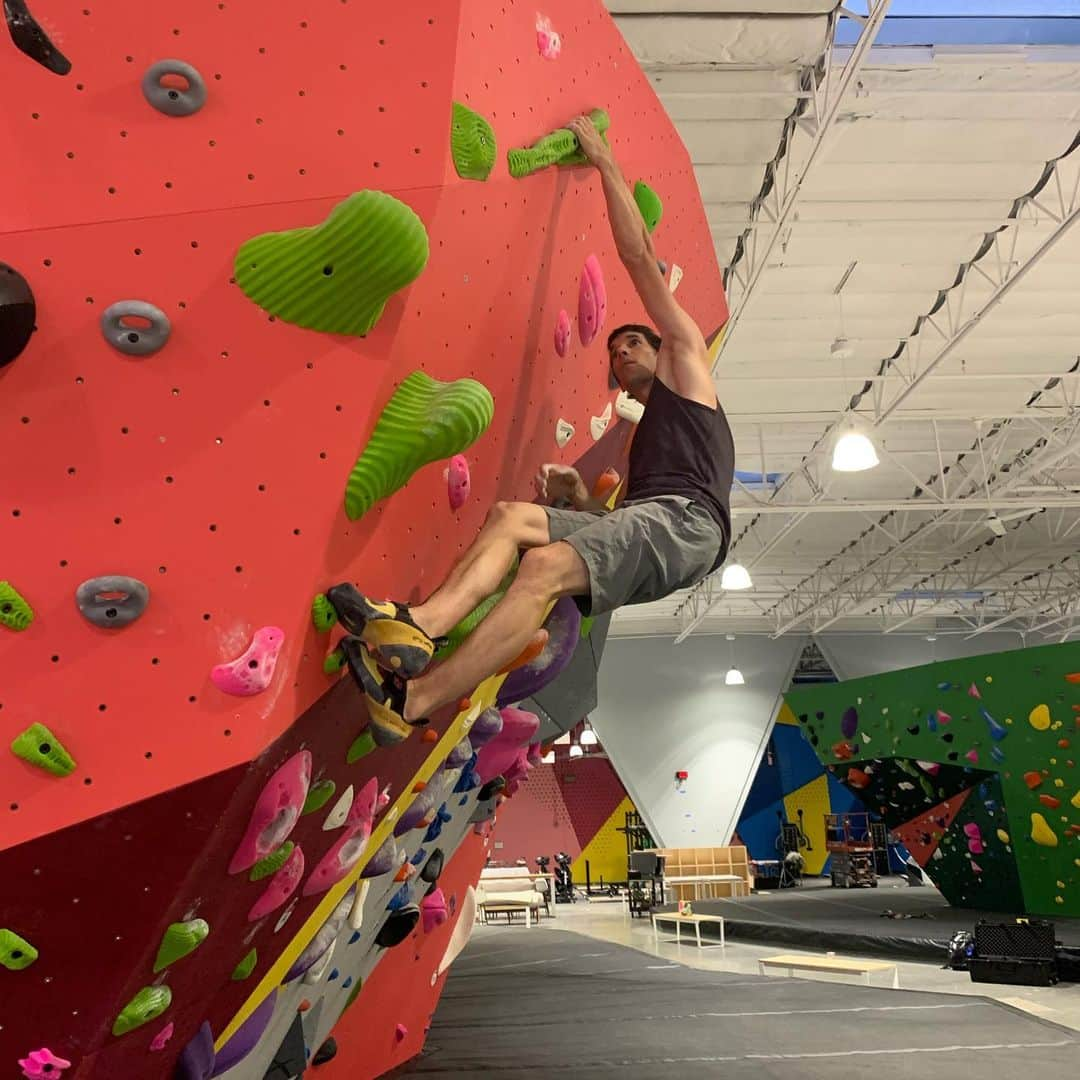 アレックス・オノルドさんのインスタグラム写真 - (アレックス・オノルドInstagram)「Had a ton of fun forerunning and enjoying the new problems at Planet Granite Fountain Valley this morning. Seeing these gyms come together makes me stoked to be a part of the Planet Granite family. If you live in the area, sign up for updates or get your membership at planetgranite.com」11月14日 10時43分 - alexhonnold