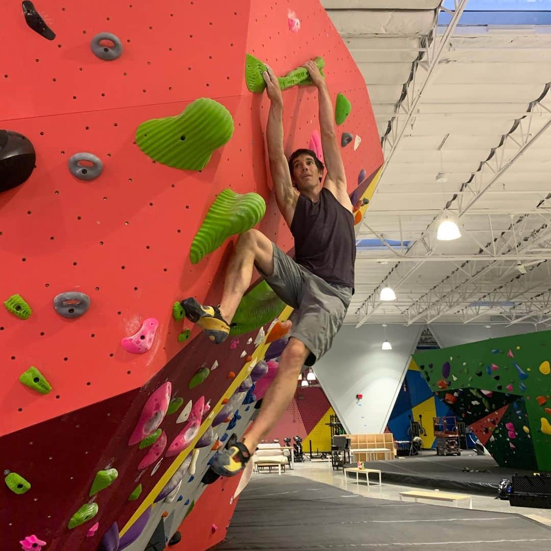 アレックス・オノルドさんのインスタグラム写真 - (アレックス・オノルドInstagram)「Had a ton of fun forerunning and enjoying the new problems at Planet Granite Fountain Valley this morning. Seeing these gyms come together makes me stoked to be a part of the Planet Granite family. If you live in the area, sign up for updates or get your membership at planetgranite.com」11月14日 10時43分 - alexhonnold