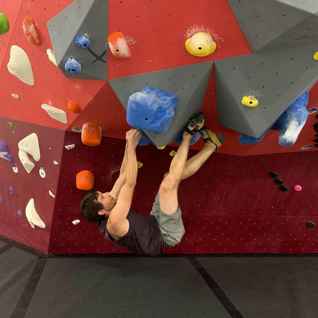 アレックス・オノルドのインスタグラム：「Had a ton of fun forerunning and enjoying the new problems at Planet Granite Fountain Valley this morning. Seeing these gyms come together makes me stoked to be a part of the Planet Granite family. If you live in the area, sign up for updates or get your membership at planetgranite.com」