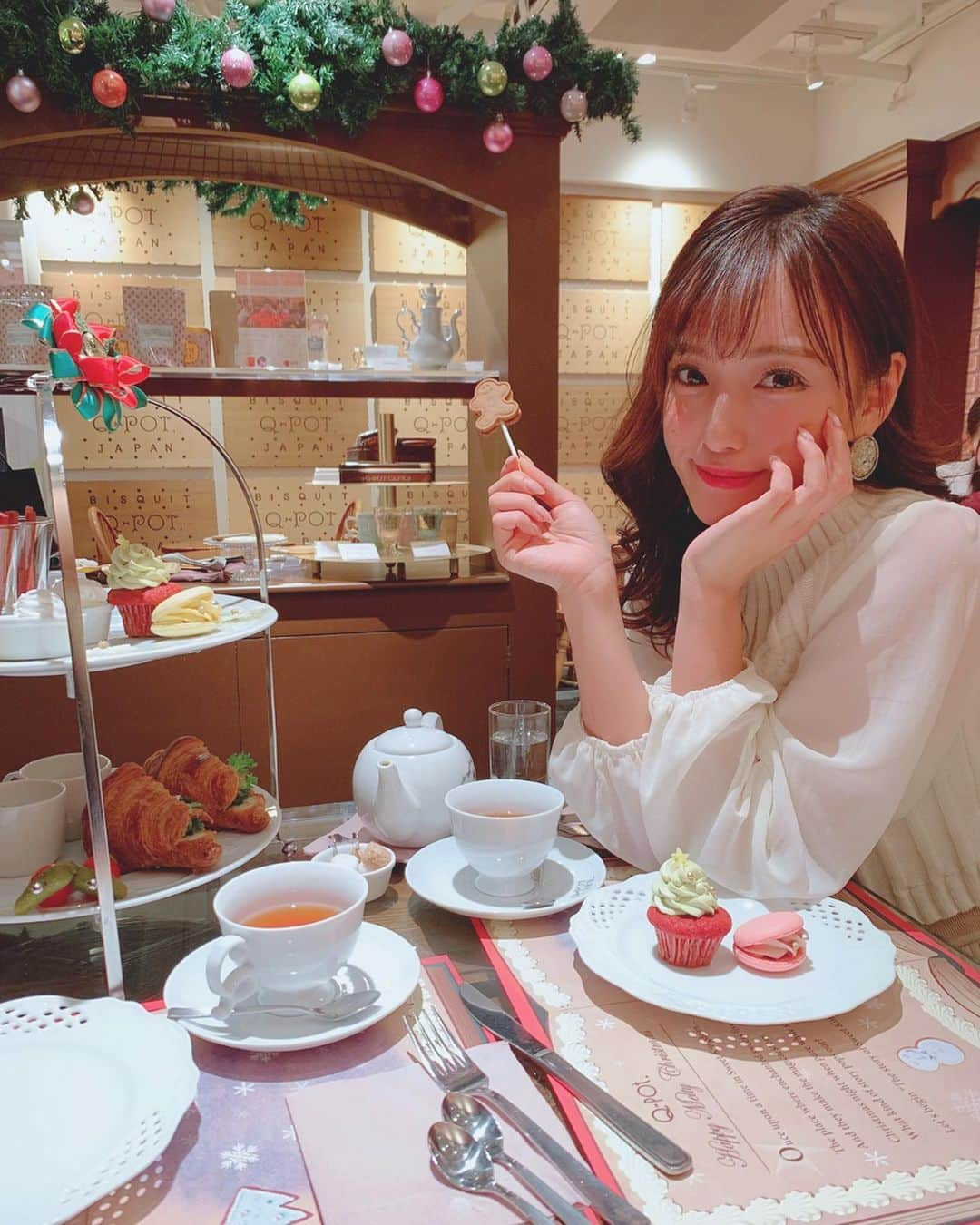 引地裕美さんのインスタグラム写真 - (引地裕美Instagram)「スワイプしてね❣️➠➠➠ . . Q-POT CAFEでアフタヌーンティー☕️❤️ . もういろんなところがクリスマスムードだよね🎄 . .  #引地裕美 #モデル #rq #レースクイーン #얼스타그램 #照片 #粉我  #qpotcafe #afternoontea #みんちゃんカフェ巡り #カフェ巡り」11月14日 9時10分 - yuumihikichi