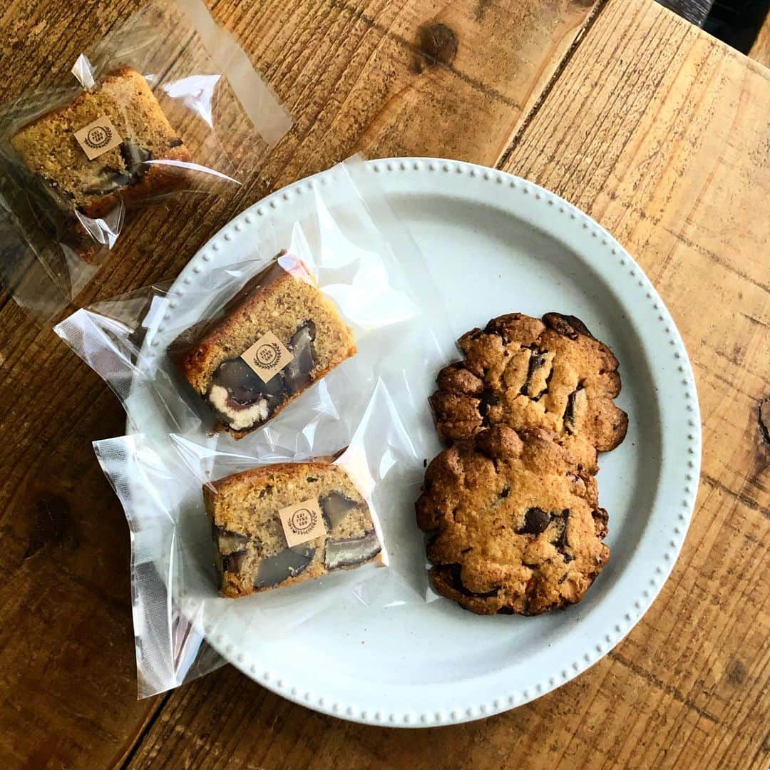 CHIPPRUSONのインスタグラム：「栗のケーキ🌰癖の強い栗粉を更に引き立たたせる為、メープルシロップ、メープルシュガー、きび砂糖をブレンドしてコクと奥行きのある甘さを出し、ドルチェに滋賀県のシバタさんの無農薬栽培全粒粉を一部加えました。味わいの強いものには同じぐらいの雑味をブレンドすると、あら不思議！意外にもマイルドにまとまります♩雑味や癖は上手く使えば旨味です。味覚へ到達する旨味をバランスよく配合し、段階を経てゆっくりと脳に旨味を感じさせるように作ると、長く余韻を残せる味わい深さになってくれます。自家製栗の渋皮煮をたっぷりと加えてスペシャルなケーキとなりました。 ・ ・ チョコチャンククッキー🍪自分で作るの久しぶりでした。微調整してより美味しくなったのでは、と思います☺️ ・ ・ 明日のお昼12時より通販サイトにて、同日発送のパンセット（お菓子付き）を販売いたします。まだサイトページを更新出来ていないので、準備が整いましたら再度お知らせいたします📢よろしくお願いします🙌」