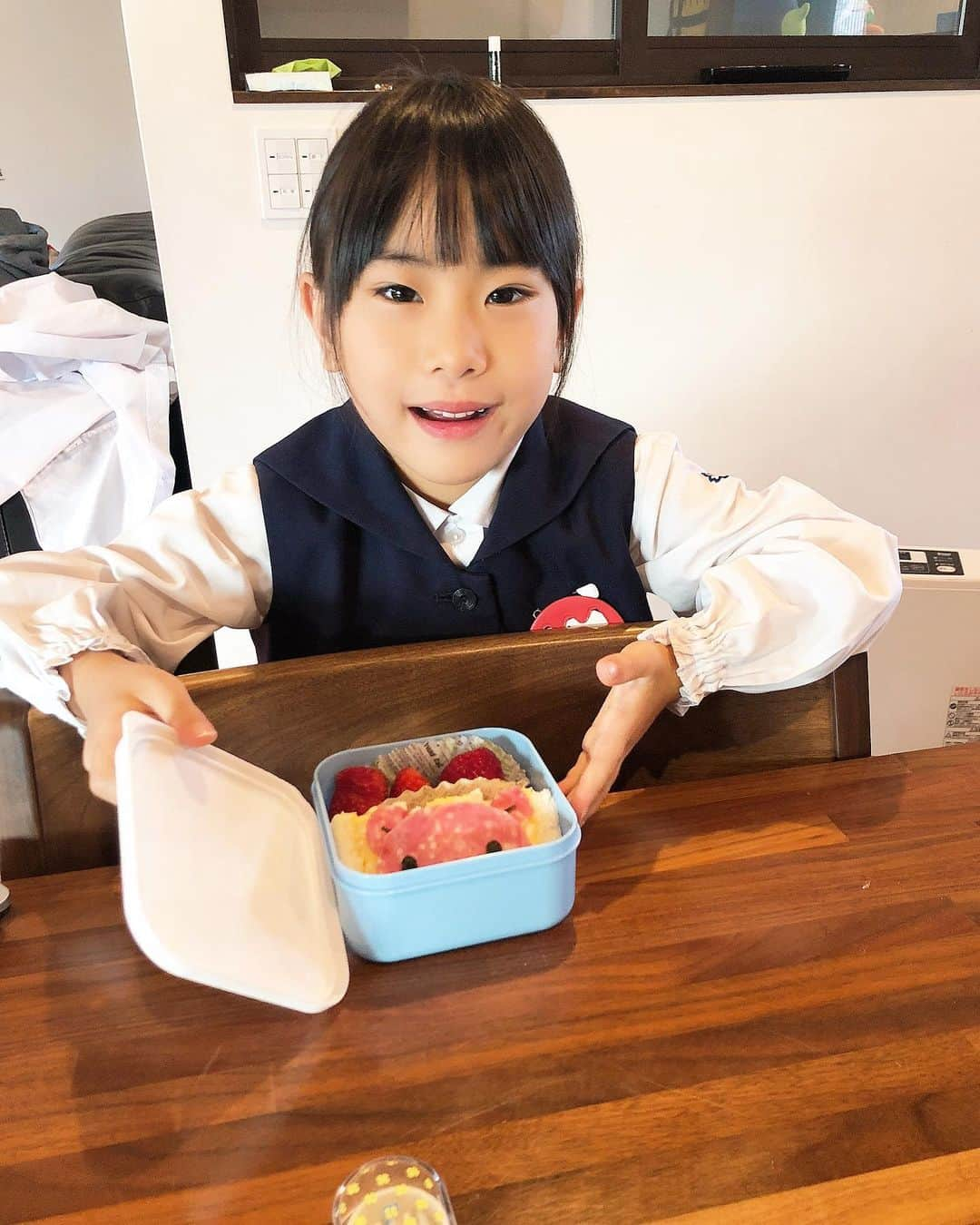 みきママさんのインスタグラム写真 - (みきママInstagram)「【グルーミー弁当です！】.﻿ .﻿ .﻿ .﻿ 昨日、杏ちゃん「あしたのおべんとうはタマゴサンドといちごにして。それだけ。」ってさ。リクエスト入りますー。﻿ .﻿ .﻿ .﻿ .﻿ ﻿ .﻿ はる兄は期末テスト中なので、午前中で学校から帰ってくるんだって✨頭が賢くなるお弁当にしました🤗🤗🤗おにぎりは塾弁です🍙🍙﻿ .﻿ .﻿ .﻿ .﻿ .﻿ ﻿ . .﻿ 杏ちゃん「くまちゃんかわいい。なんで、お口にケチャップついてるの？」ってさ。グルーミーは口から血が出てるんだって😁😁😁﻿ .﻿ .﻿ .﻿ .﻿ .﻿ ﻿ .﻿ .﻿ .﻿ ﻿ ﻿ すると、杏ちゃん「きもちわるいー。やだー。」ってさ。﻿ .﻿ .﻿ .﻿ .﻿ .﻿ せっかくリクエスト通りにしたのに。﻿ .﻿ .﻿ .﻿ .﻿ #お弁当 #グルーミー  #キャラ弁 #おにぎり #onigiri #obento #fnceats #gloomy」11月14日 9時34分 - mikimama_official