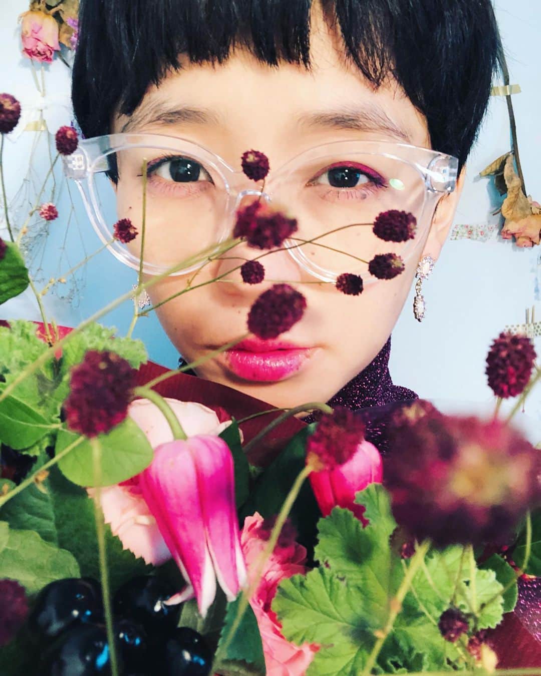 サオリリスのインスタグラム：「年々自分が何歳かわからなくなるんですがわかりますか？年齢を記入する時に、えっと...と考えないと出てこない。ボケてるとか脳の衰えとかあるかもしれないけど。あと、気がついたら誕生日を迎えてて、家族が祝ってくれてああ誕生日なんだと気がつく。多分自分のことに無頓着になってきてる。これ結構幸せなことかもなぁと思ってます。  て感じでいつのまにか35歳を迎えました。食事に行ったレストランの方にいただいたお花。私のことをイメージして選んでくださったそう。嬉しい。」