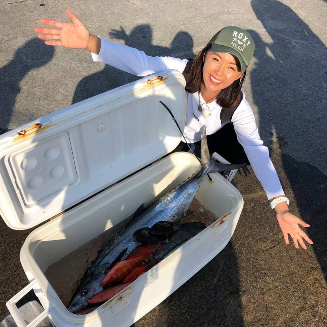 田中律子さんのインスタグラム写真 - (田中律子Instagram)「釣った魚は、美味しく調理されこんなんなりましたー🐟  グルクンは刺身となめろうと、唐揚げに🐟私てきには、グルクンは唐揚げがやっぱり好き❤️ サワラは、マース煮と西京焼きと、バター焼き🐟白身魚は沖縄ではバター焼きが人気です👏サワラもバター焼きが美味しくて1番人気でした☝️ 朝から釣り🎣して、夜は自分たちで釣った海の恵みをいただく🙏泡盛もぐぃぐぃすすんで、カリーな宴になりました😂  #okinawa  #沖縄 #釣りガール  #地球🌏って最高 #海の恵みに感謝  #savetheearth  #thanks」11月14日 9時58分 - ri2kotanaka