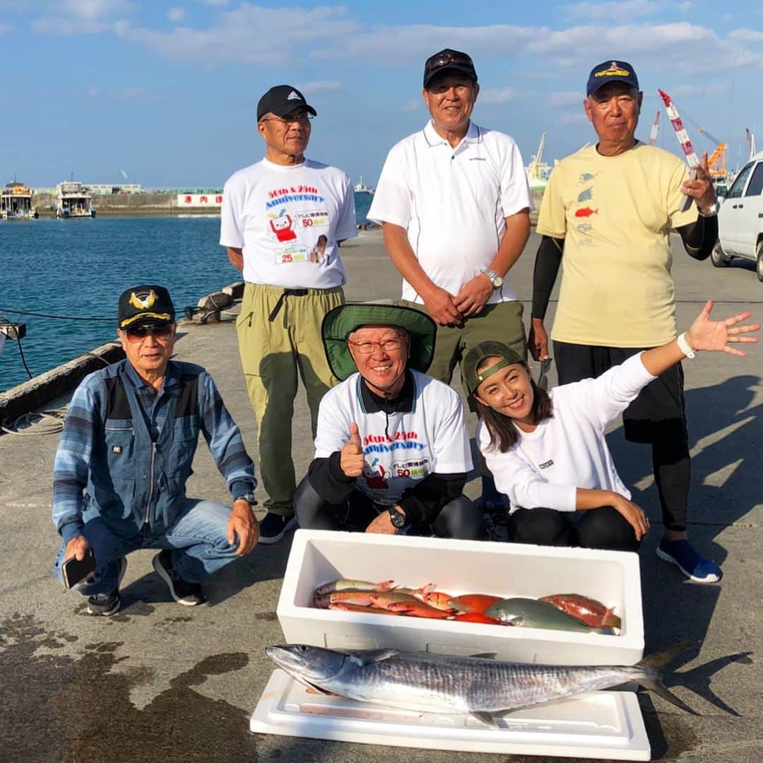 田中律子さんのインスタグラム写真 - (田中律子Instagram)「釣った魚は、美味しく調理されこんなんなりましたー🐟  グルクンは刺身となめろうと、唐揚げに🐟私てきには、グルクンは唐揚げがやっぱり好き❤️ サワラは、マース煮と西京焼きと、バター焼き🐟白身魚は沖縄ではバター焼きが人気です👏サワラもバター焼きが美味しくて1番人気でした☝️ 朝から釣り🎣して、夜は自分たちで釣った海の恵みをいただく🙏泡盛もぐぃぐぃすすんで、カリーな宴になりました😂  #okinawa  #沖縄 #釣りガール  #地球🌏って最高 #海の恵みに感謝  #savetheearth  #thanks」11月14日 9時58分 - ri2kotanaka