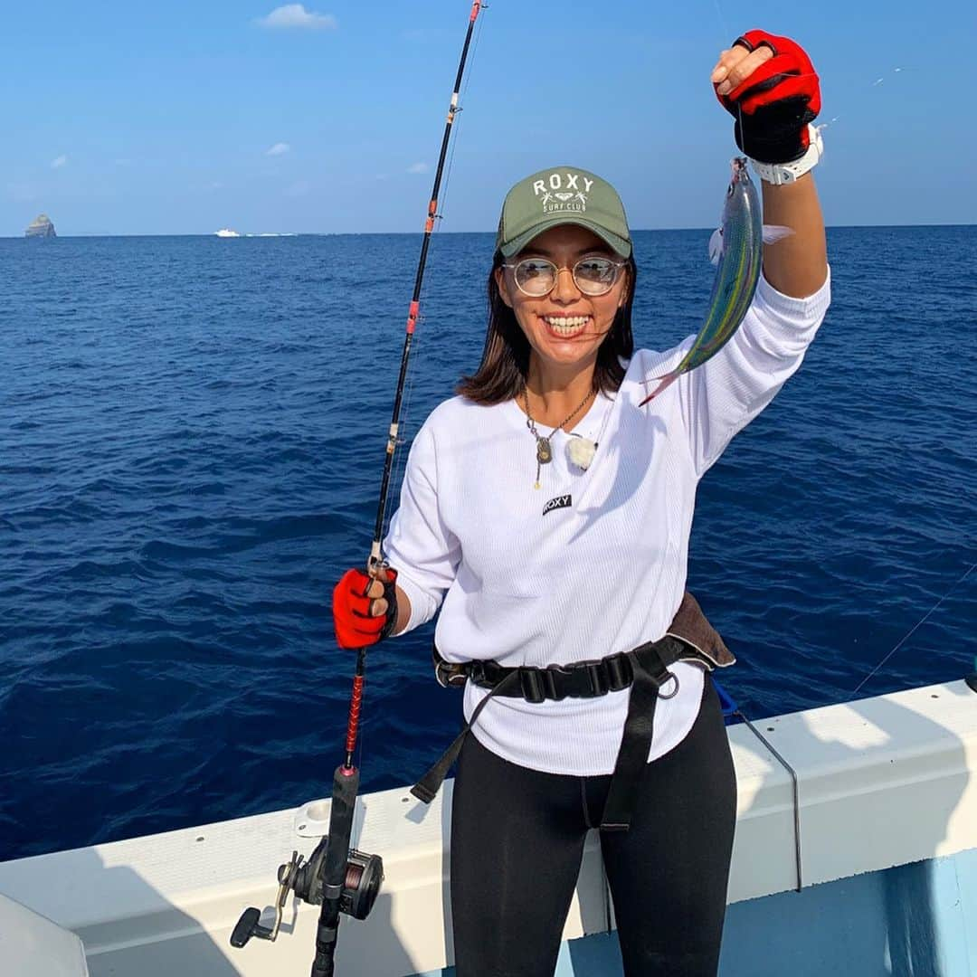 田中律子さんのインスタグラム写真 - (田中律子Instagram)「釣った魚は、美味しく調理されこんなんなりましたー🐟  グルクンは刺身となめろうと、唐揚げに🐟私てきには、グルクンは唐揚げがやっぱり好き❤️ サワラは、マース煮と西京焼きと、バター焼き🐟白身魚は沖縄ではバター焼きが人気です👏サワラもバター焼きが美味しくて1番人気でした☝️ 朝から釣り🎣して、夜は自分たちで釣った海の恵みをいただく🙏泡盛もぐぃぐぃすすんで、カリーな宴になりました😂  #okinawa  #沖縄 #釣りガール  #地球🌏って最高 #海の恵みに感謝  #savetheearth  #thanks」11月14日 9時58分 - ri2kotanaka