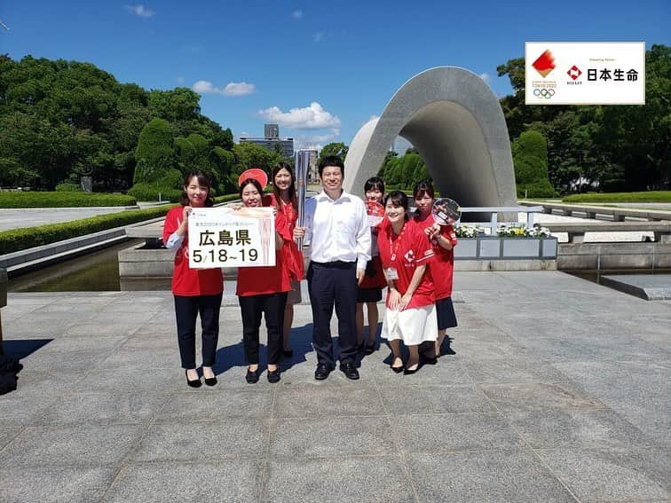 日本生命保険相互会社さんのインスタグラム写真 - (日本生命保険相互会社Instagram)「. <日本をつなごう!日本生命SNS東京2020オリンピック聖火リレー> #広島 県の #オリンピック聖火リレー は 2020年5月18日(月)～5月19日(火)開催♪ . こんにちは。今日は広島支社がセレブレーション会場であり、みどころの #平和記念公園 にオリンピック聖火リレートーチと一緒に行ってきました☆ . 広島県のオリンピック聖火リレーは2日間。聖火リレールートには、東京1964オリンピック競技大会の開会式で聖火台に点火する大役を果たした坂井義則氏の故郷・三次市や、平成30年7月豪雨による災害からの復興の歩みを進める県南部などがあります。 オリンピック聖火リレー当日は、聖火ランナーの応援を楽しみながら、世界恒久平和を祈念したいと思います！ . .　 #広島県 の #聖火リレールート 日程・セレブレーション会場など詳細は東京2020公式サイトをご確認ください。 https://tokyo2020.org/jp/special/torch/olympic/map/detail/25_hiroshima.html _ #TorchRelay #Tokyo2020 #ニッセイ #nissay #playsupport #保険 #さあ支えることを始めよう #olympic_games_tokyo_2020 #readyfortokyo #olympic_spirit #olympic_games #readyfor_tokyo_2020 _ #日本生命 は #東京2020 #オリンピック #聖火リレー の #プレゼンティングパートナー です https://seika.nissay-cp.jp/」11月14日 10時05分 - nissay_official