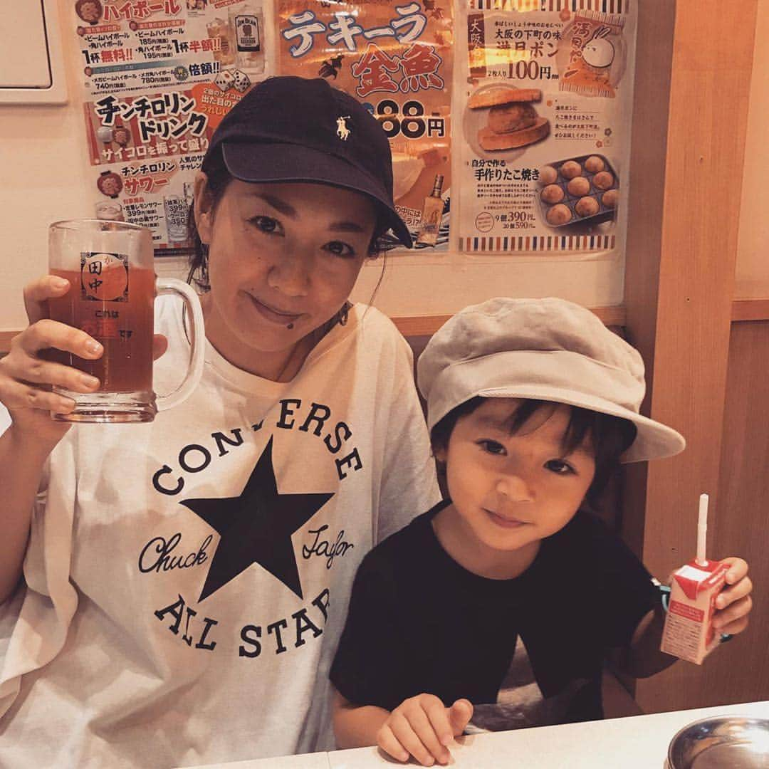 串カツ田中さんのインスタグラム写真 - (串カツ田中Instagram)「. @emily_toulouzou さんより ご来店ありがとうございます！ 素敵なそっくりさん！同じポーズがとってもかわいいですね♪ . いつでも気軽に行けるお店としてご利用いただけたらとっても嬉しいです！ ぜひまたご来店ください😊 . ----------------------------------------------------- 9月もちょこちょこ飲めたりで楽しかったな(´・∀・｀) なんだかんだでやっぱり女子会が1番楽しぃ♡ 明日から10月とか1年早すぎる(´ω｀) ⁑ 1枚目の写真、似過ぎてて我ながらビックリした(´Д` ) 安定の #串カツ田中 我が家の楽しみw ----------------------------------------------------- . みなさんも #串カツ田中 で投稿してみてくださいね。投稿いただいた素敵なお写真を、串カツ田中の公式アカウントでご紹介させていただいております！ . . #串カツ #串カツ田中 #2度付け禁止 #揚げたて #大阪伝統の味 #東京グルメ #名古屋グルメ #大阪グルメ #福岡グルメ #串揚げ #家族でごはん #家族ディナー #家族ごはん #ファミリー #家族飯 #飯スタグラム #食べスタグラム #家族そろって #美味しい😋 #美食家 #絶品 #食べるの好きな人と繋がりたい #お子様 #サービス #無料 #ちょい飲み #飲みスタグラム #ジュース #親子コーデ #仲良し家族」11月14日 10時07分 - kushikatsu_tanaka