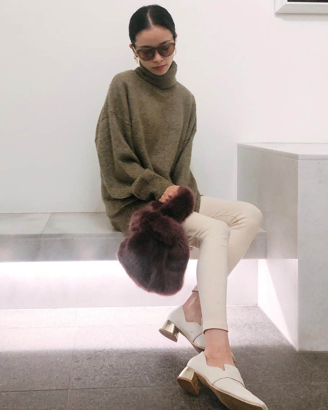 のインスタグラム：「おはようございます。 あっかまむし〜 .  #ootd #fashion #basic #coordinate #outfit #osayocode  #今日のコーデ #シンプルコーデ #ファッション」