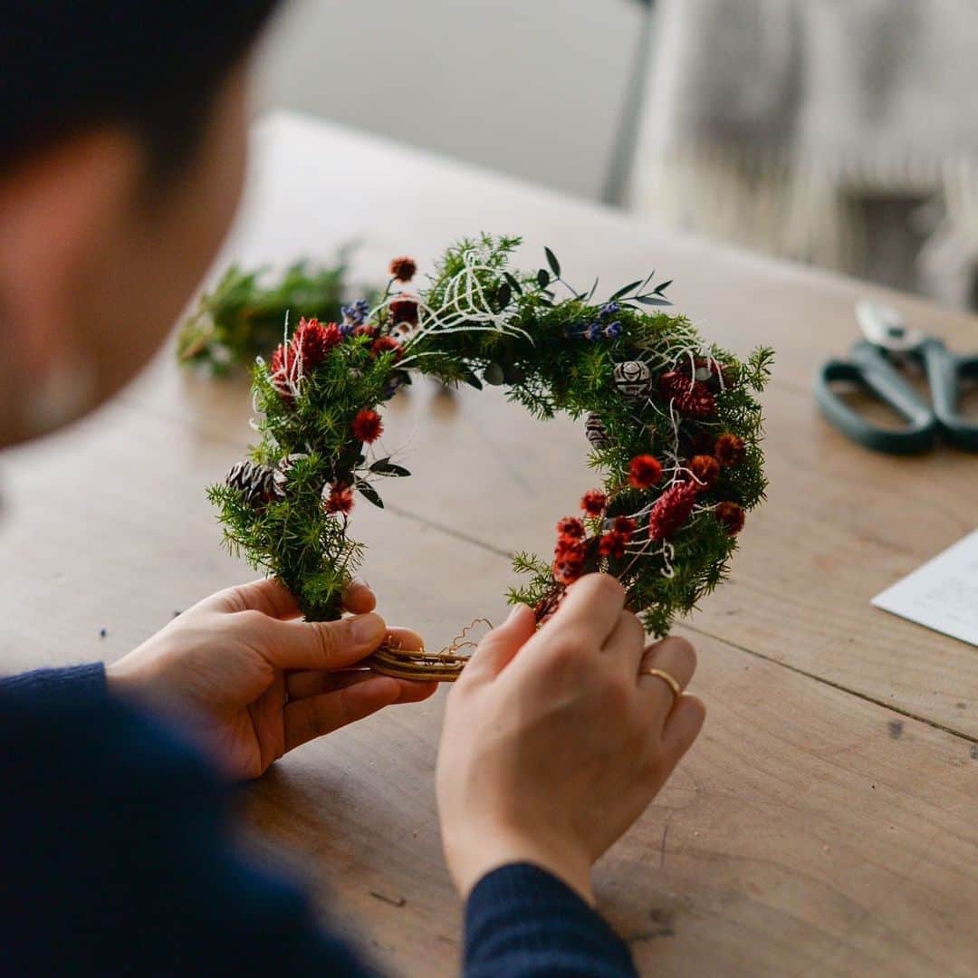 北欧、暮らしの道具店さんのインスタグラム写真 - (北欧、暮らしの道具店Instagram)「【新商品】数量限定！SOCUKAさんと一緒につくった「クリスマスリースキット」が2年ぶりの登場です🎄 . - - - - - - - - - - - - 本日は、この季節のお楽しみ、 「クリスマスリースキット」が 2年ぶりにオリジナルで登場です！  今年のテーマは 「ハーフムーンで、大人可愛く」。 落ち着いたグリーンをベースに、 ワインレッドのような色味の花材が アクセントになっています。  花材の可愛さはもちろん、 ベースとなる枝は 見えてもおしゃれになるように できるだけ華奢で ナチュラルな風合いのものを選びました。  プロデュースしてくれたのは、 『青葉家のテーブル』第4話の グリーンも担当いただいた フラワーアーティスト・SOCUKAさん。  私も実際にすこし作ってみたのですが まず箱を開けた瞬間に ふわっとやさしい香りがして、 花材を選びながら癒されました。  好きな花材を束ねて作っていく 小さなブーケの姿が、また可愛くって、 完成前から愛おしさを感じます。  手元に届いてから、 「いつ作ろう」「どんなデザインにしよう」 と、考えるのも楽しい時間になりそう。  クリスマスまであと1ヶ月ちょっと、 リースを手作りする時間とともに お楽しみいただけたらうれしいです！ . - - - - - - - - - - - - 「クリスマスも、わたし好みに」冬のリースキット / SOCUKA×KURASHI&Trips PUBLISHING . ▶︎ プロフィールのリンクから、お値段・サイズなど詳しい情報をご覧いただけます。→@hokuoh_kurashi ・ 🎁「クラシ手帳2020」プレゼントキャンペーン実施中！お買いものいただいた方に、当店オリジナルの手帳を無料でお届けいたします。 . #interior#interiors#livingroom#kichen#homedecor#instahome#homewares#christmas#クリスマス#リース#リースキット#冬#冬インテリア#インテリア#北欧インテリア#インテリア雑貨#シンプル#シンプルライフ#シンプルデザイン#暮らしを楽しむ#日々の暮らし#北欧#暮らし#北欧暮らしの道具店」11月14日 10時18分 - hokuoh_kurashi