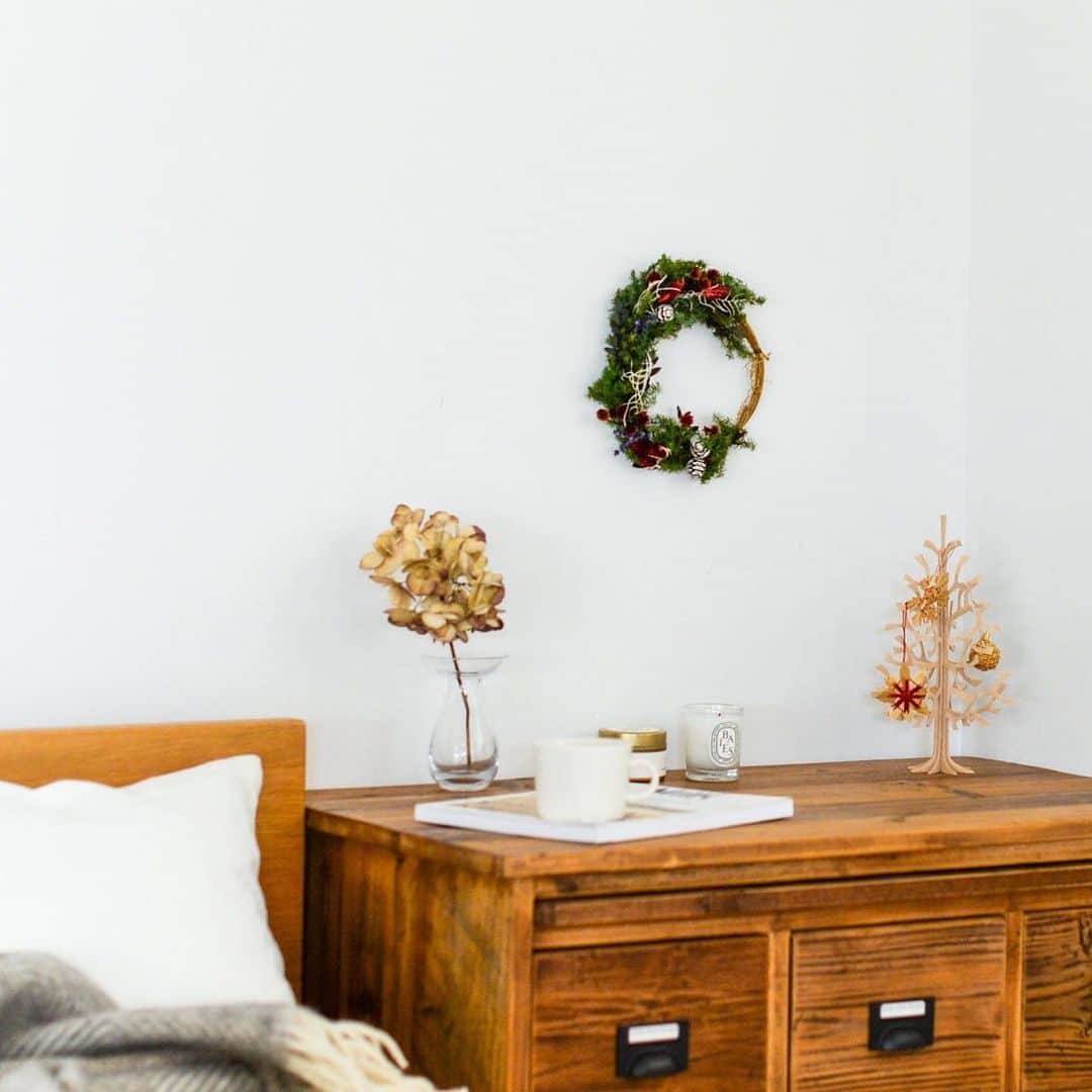 北欧、暮らしの道具店さんのインスタグラム写真 - (北欧、暮らしの道具店Instagram)「【新商品】数量限定！SOCUKAさんと一緒につくった「クリスマスリースキット」が2年ぶりの登場です🎄 . - - - - - - - - - - - - 本日は、この季節のお楽しみ、 「クリスマスリースキット」が 2年ぶりにオリジナルで登場です！  今年のテーマは 「ハーフムーンで、大人可愛く」。 落ち着いたグリーンをベースに、 ワインレッドのような色味の花材が アクセントになっています。  花材の可愛さはもちろん、 ベースとなる枝は 見えてもおしゃれになるように できるだけ華奢で ナチュラルな風合いのものを選びました。  プロデュースしてくれたのは、 『青葉家のテーブル』第4話の グリーンも担当いただいた フラワーアーティスト・SOCUKAさん。  私も実際にすこし作ってみたのですが まず箱を開けた瞬間に ふわっとやさしい香りがして、 花材を選びながら癒されました。  好きな花材を束ねて作っていく 小さなブーケの姿が、また可愛くって、 完成前から愛おしさを感じます。  手元に届いてから、 「いつ作ろう」「どんなデザインにしよう」 と、考えるのも楽しい時間になりそう。  クリスマスまであと1ヶ月ちょっと、 リースを手作りする時間とともに お楽しみいただけたらうれしいです！ . - - - - - - - - - - - - 「クリスマスも、わたし好みに」冬のリースキット / SOCUKA×KURASHI&Trips PUBLISHING . ▶︎ プロフィールのリンクから、お値段・サイズなど詳しい情報をご覧いただけます。→@hokuoh_kurashi ・ 🎁「クラシ手帳2020」プレゼントキャンペーン実施中！お買いものいただいた方に、当店オリジナルの手帳を無料でお届けいたします。 . #interior#interiors#livingroom#kichen#homedecor#instahome#homewares#christmas#クリスマス#リース#リースキット#冬#冬インテリア#インテリア#北欧インテリア#インテリア雑貨#シンプル#シンプルライフ#シンプルデザイン#暮らしを楽しむ#日々の暮らし#北欧#暮らし#北欧暮らしの道具店」11月14日 10時18分 - hokuoh_kurashi