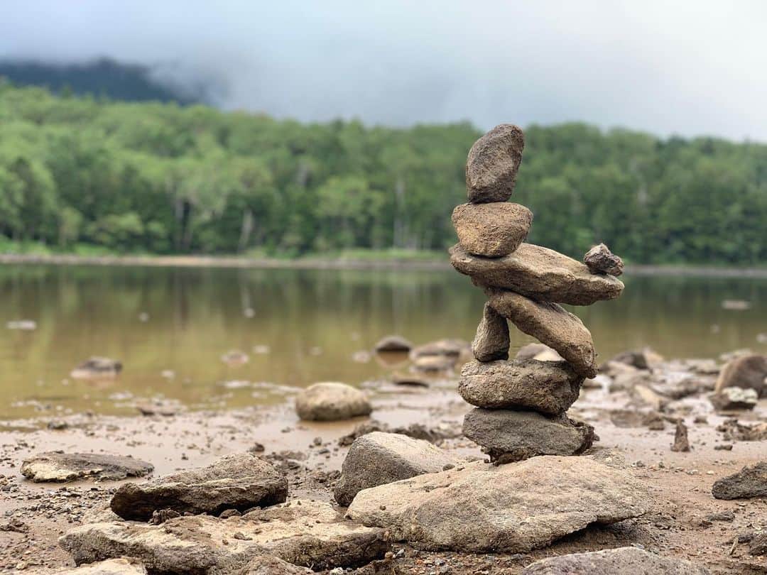 のインスタグラム：「石積みアート  雨池にて  #登山#アウトドア#アウトドアライフ#outdoor#outdoorlife #石積みアート#rockbalancing #lasportiva  #trekking#金子貴俊 #takatoshikaneko」