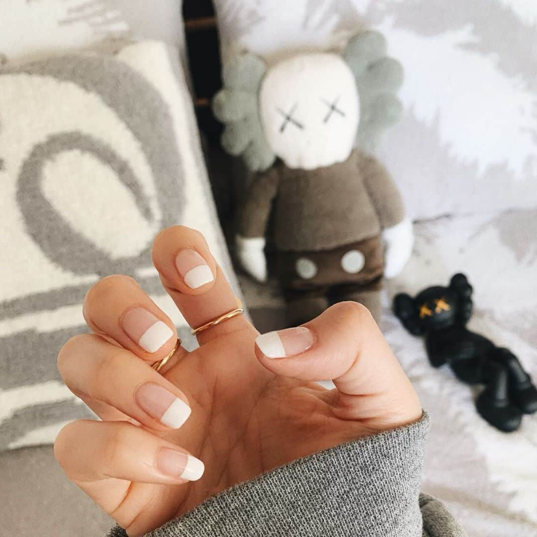 のインスタグラム：「ネイルチェンジ💕 シンプルフレンチに戻りました💅 #聖南ねいる」