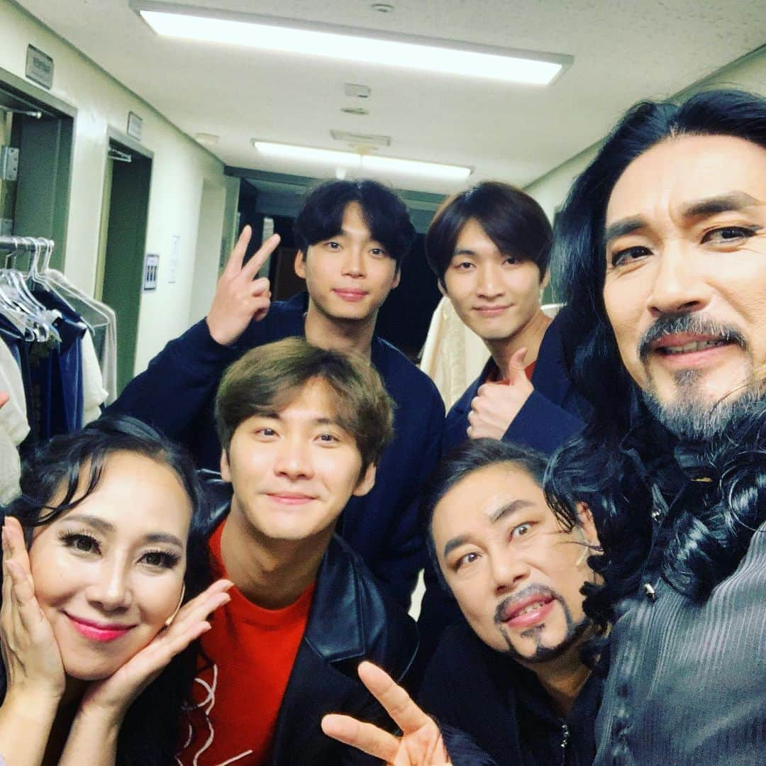 シン・ソンウさんのインスタグラム写真 - (シン・ソンウInstagram)「어제 공연 보러 와준 #ftisland #송승현 다니엘  연극만 하지말고 뮤지컬 하자!!^^ ㅋㅋ 근데  법래 표정!! 대박입니다!!^^ #신성우 #shinsungwoo #드라큘라 #dracula #뮤지컬드라큘라 #임태경 #엄기준 #김법래 #이건명 #문종원 #최성원 #소냐 #최우리 #권민제  #김금나 #황한나  #조지훈」11月14日 10時25分 - shin_sungwoo