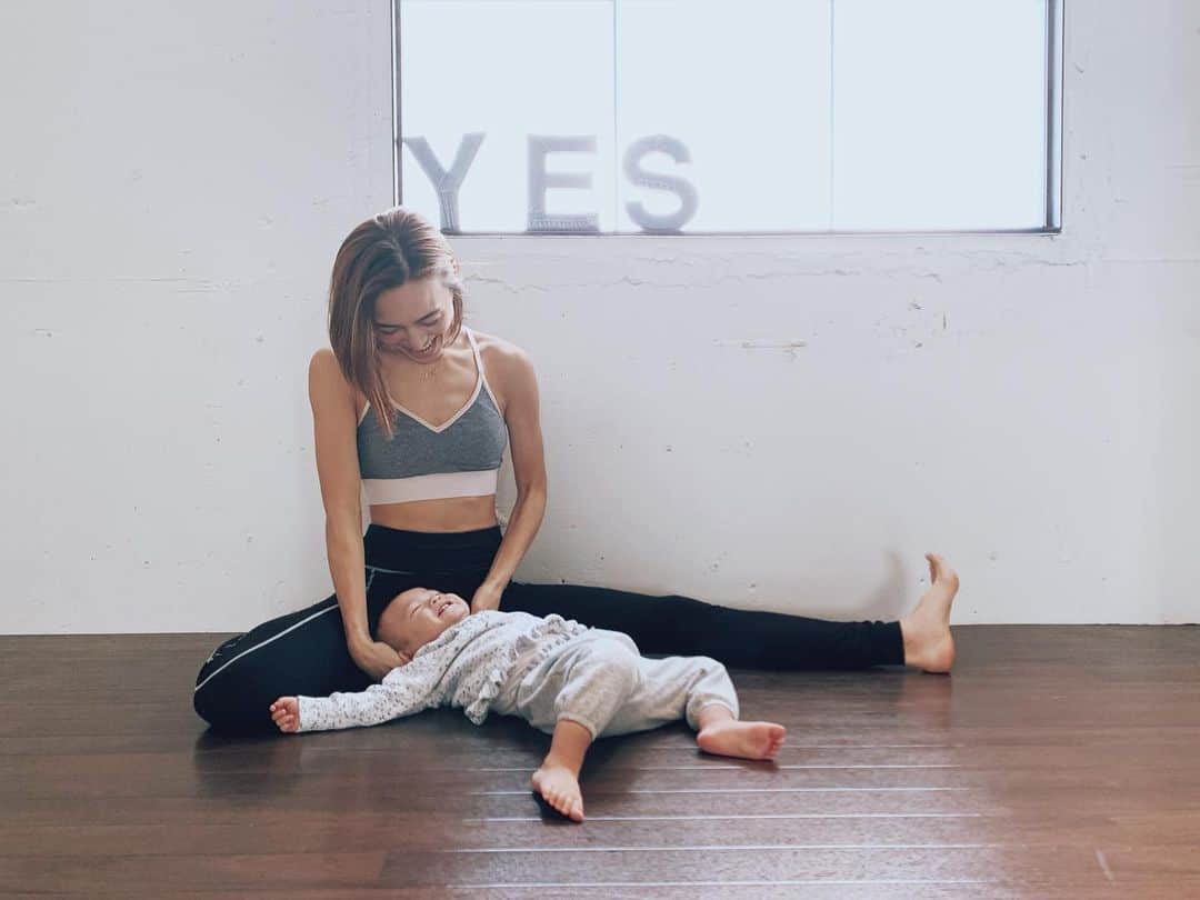 里見茜さんのインスタグラム写真 - (里見茜Instagram)「BODY BALANCE YOGA 毎週火曜日 11時〜12時♡ 初心者の方大歓迎です。中目黒でお待ちしてます😊 だいたいやんちゃ、じっとしない。レッスン終わった後の私の時間て感じで暴れまわってます🕴 #bodybalance #yoga#yestokyo#yogalessons #lesson #yogi#yogatime#baby#babygirl」11月14日 10時25分 - satomiakane