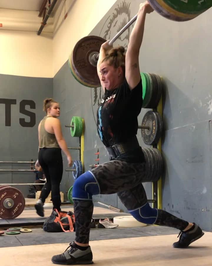 マッティ・ロジャーズのインスタグラム：「Wednesday’s are tough, but I won this week and I’m PUMPED. The clean and jerk complex got even longer after this set, but ITS FINE not like I enjoy breathing or anything :,) @roguefitness @rehband @2poodperformance」