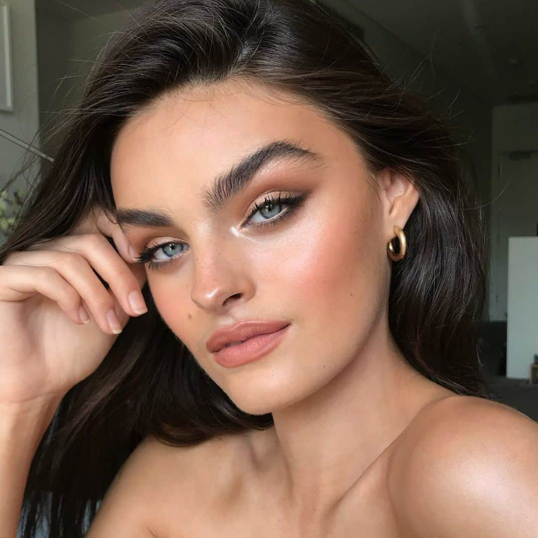 Ania Milczarczykのインスタグラム：「Somehow my favourite tinted moisturiser in the whole world just got better! As soon as I heard  @lauramercier reformulated I had to borrow @freyawalton ‘s face to have a whirl and I’m obsessed... equally with her as I am the tinted moisturiser lol.  Ps for anyone who wants to recreate this look I’ll  post the product breakdown in a story shortly #meccabeauty #meccapartner」