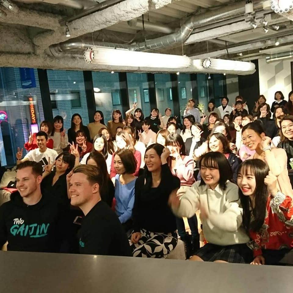バスのインスタグラム：「What a great night in Shibuya tonight. . A big thanks to @themillennials.shibuya for letting us use their facilities. . Also a big thanks to @cambly.japan for sponsoring the event and supporting us in organising the event. . Thanks to @airi_yonemochi for translating for us. 😄 . We had a great team tonight! 🙂 . Most importantly thank you to EVERYONE who came to the event, it was a pleasure to see you all and meet you guys there 🤗 . #cambly #TwoGaijinTokyo #twogaijin #shibuya #fanmeet #Tokyo #japan」