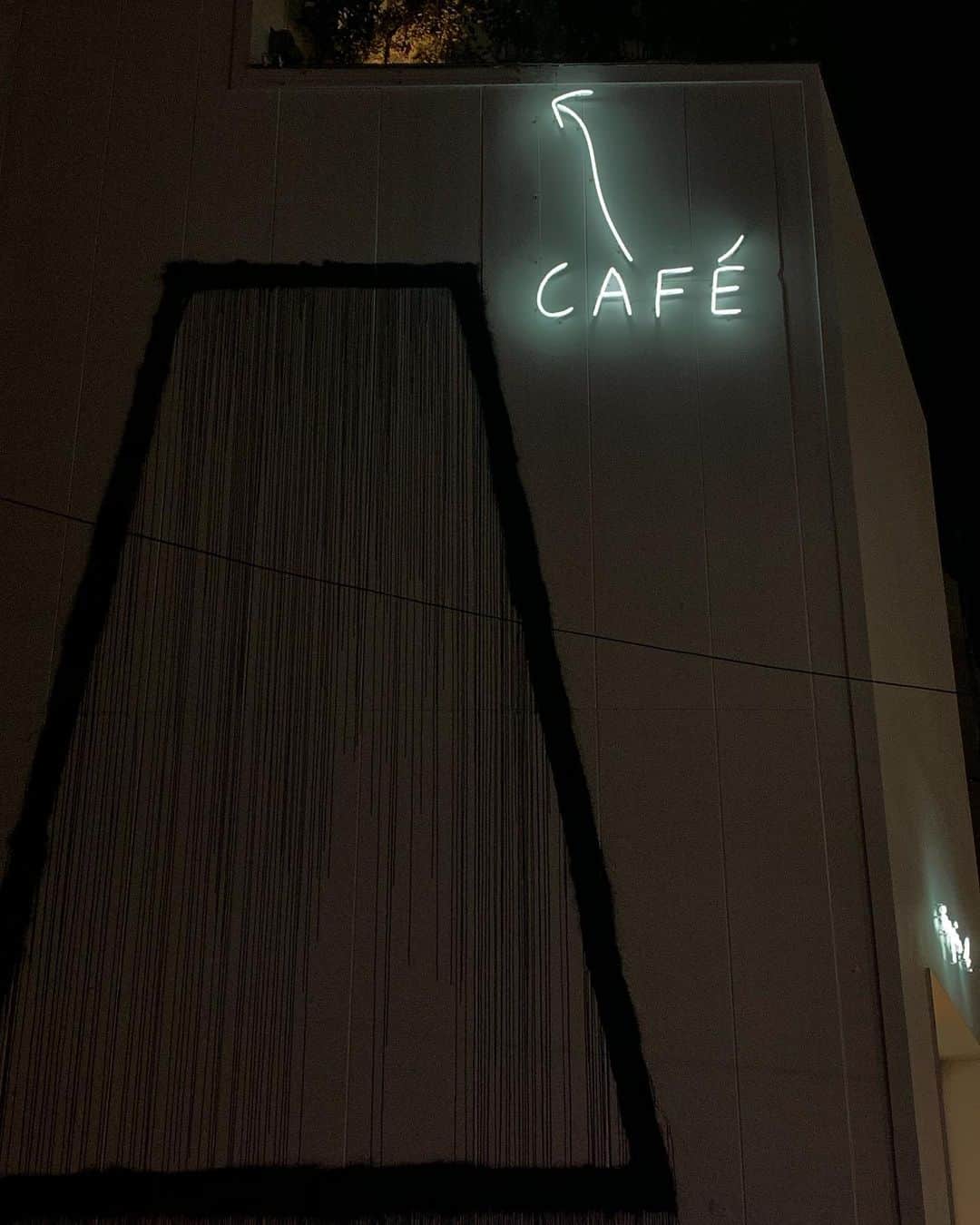 門前亜里のインスタグラム：「11/13 渋谷で見つけたネオンがシンプルでなんか良かった 文字可愛い  日付打ち始めたとき何も考えず普通に10/…って打ってて、月日の流れに完全に遅れをとっている〜〜」