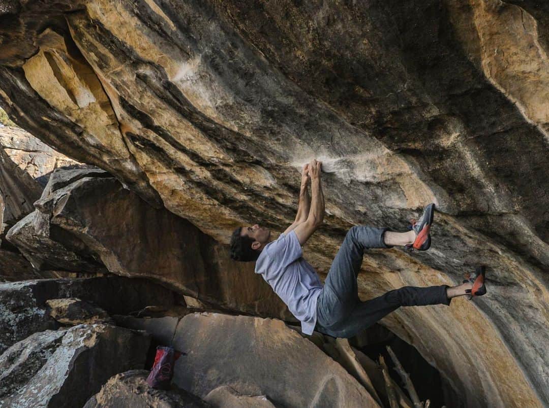 ポール・ロビンソンのインスタグラム：「@jeremy_fullerton bet me $5 I couldn’t flash this one.. so I tried really hard. Pay up son 😂😂😂! “Mavericks,” V11. #bouldering photo: @lizzy.ellison」
