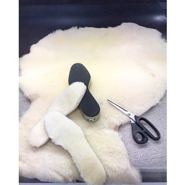 ラボッテガーディアンさんのインスタグラム写真 - (ラボッテガーディアンInstagram)「Chaud devant ⛄️ #winteriscoming  #sheepskininsoles #semelle #mouton #madeinfrance #madeincamargue #gard #welovecamargue」11月14日 1時53分 - labottegardiane