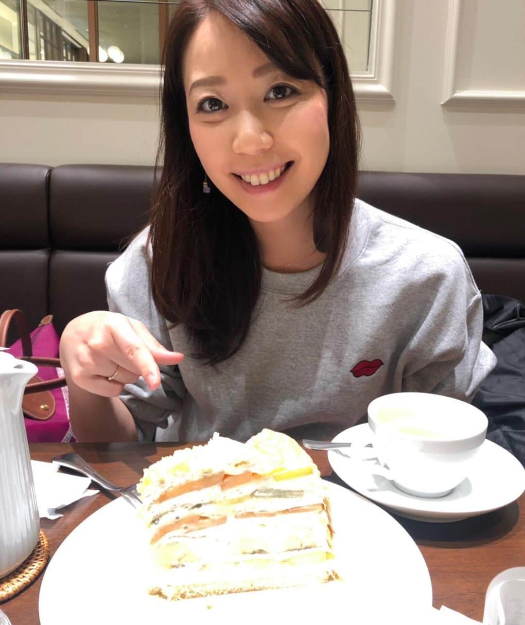須黒清華のインスタグラム：「休日、久しぶりに食べたケーキ🍰は幸せな美味しさで、 ダンス終わり💃みんなで食べたラーメンも🍜楽しく美味しかった✨ そんなわけで、私のアゴには特大のニキビ(吹き出物⁇笑)ができ、食生活の大切さを実感しています💦 . 今週は大江さんが取材へ✈️ 相内 @aiuchi_yuuka_official も出張中なので、金曜日までWBSのメイン頑張ります💪 #wbs #ワールドビジネスサテライト #大江麻理子 さん #出張  #メインキャスター #ニキビ #吹き出物 #何歳から分かれるのかしら  #ケーキ #ラーメン #ダンス #ミュージカル」