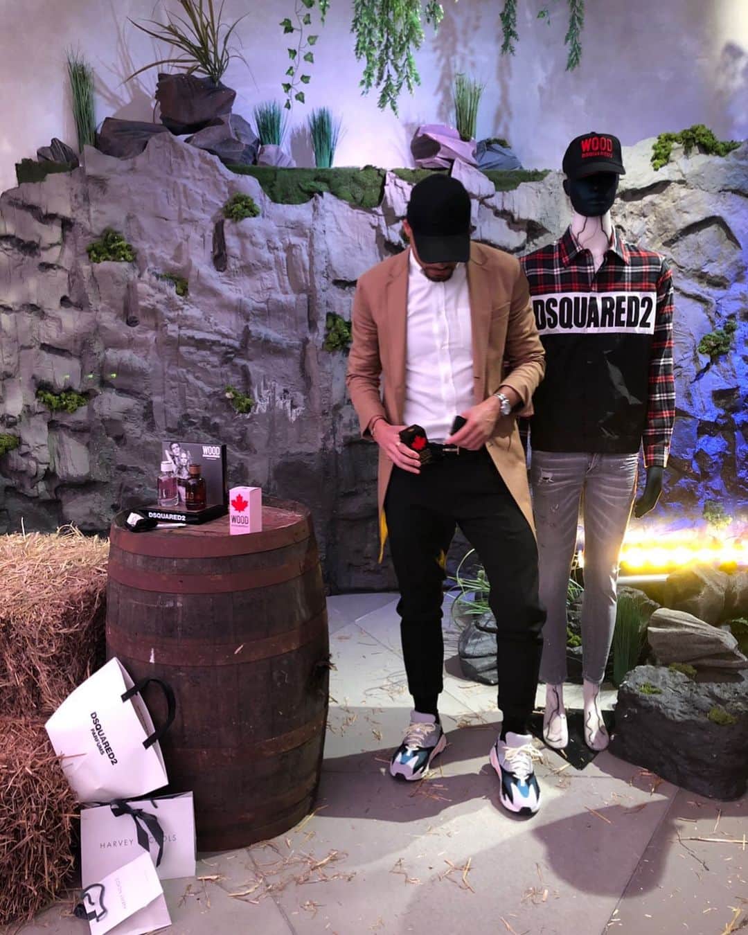 ヨアン・ベナルアンのインスタグラム：「Dsquared time #dsquared2 #harveynichols #birmingham #italia #profumo #england #tunisie #france #yb29pablopicasso #hitmanbenalouane #benalouaneborsa #swag #nottingham #yb29pablopicasso 🦅」