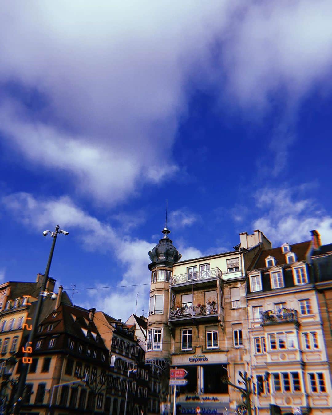 スカイラー・カーギルさんのインスタグラム写真 - (スカイラー・カーギルInstagram)「where have you traveled and what did you like about it? . . yesterday, we docked in Strasbourg, France where we then head off into town to take a walking tour. we ended up at the Notre Dame cathedral which contains this INCREDIBLE astronomical clock! rebuilt in the early 1800s, it’s a mechanical clock that is so sophisticated and accurate that even though saturn comes around every 29 years, this clock is only off by NINE seconds. can you even believe it?!! i was absolutely floored, it was awe inspiring. . . most of all, it made me realize that i think i know a lot of things. hey, we have the internet these days... but just the amount of math, precision, and engineering to create something like this almost 200 years ago - humans are incredible. absolutely genius. and that sure as heck doesn’t come from an infinite access to information at our finger tips (much of which is false, skewed, or honestly just unnecessary.) . . heading to Germany now and i’ll be sure to post again soon cause dang. i want to remember all of this. i feel different, being in these historic places... just thankful for all that has come before and it is lifting my spirit about what we could accomplish going forward. innovation has existed for thousands of years and i’m curious to see where it will take us. . [image descriptions: 1. sky sits smiling on the bus to head into Strasbourg, France. 2. the Notre Dame cathedral as seen from the streets on their walking tour. 3. the astronomical clock inside! 4. sky’s mom, his brother and his sister in law (yes we just call her that for ease now haha) standing in bright sunlight in front of the cathedral. 5. some older buildings in Strasbourg. 6. a tree that looks like a giant hand (this is the kind of tree the storks nest in and their nests can weigh over 500 kg!)] #amawaterways #amastella #france #transandhappy #family #vacation」11月14日 2時12分 - skylarkergil
