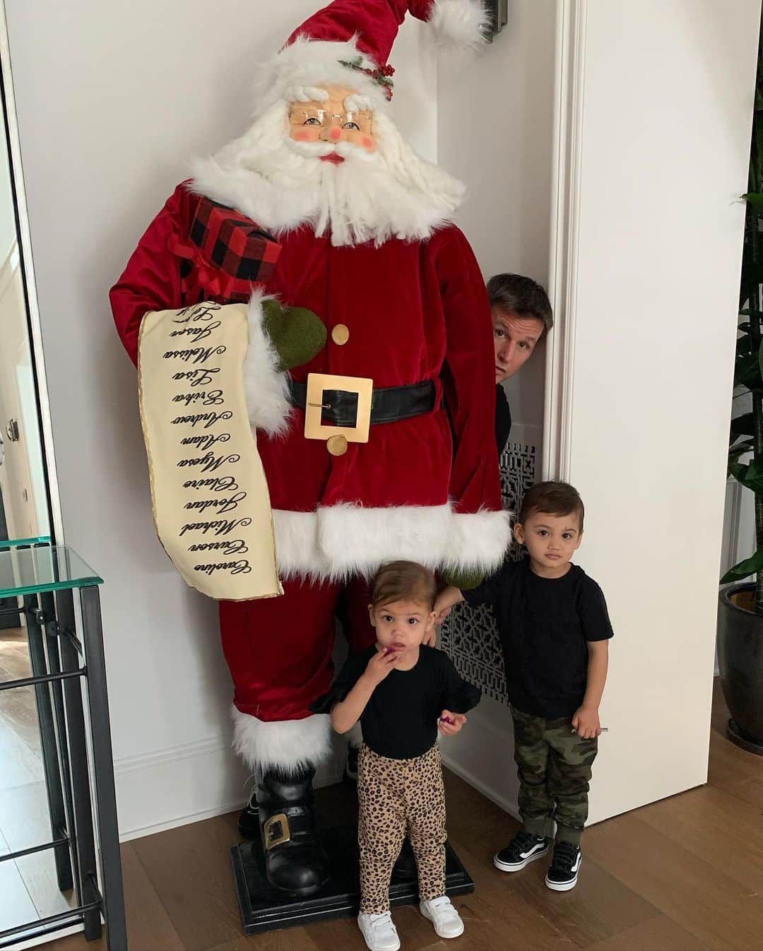 ロブ・ディアデックのインスタグラム：「🎶42 Days , 42 Days ,42 Days to Christmas 🎶 The Holiday season  is heating up at the Dyrdek house once that mega Santa touched down ! 🎅🏼💥🎅🏼💥🎅🏼💥🎅🏼💥」