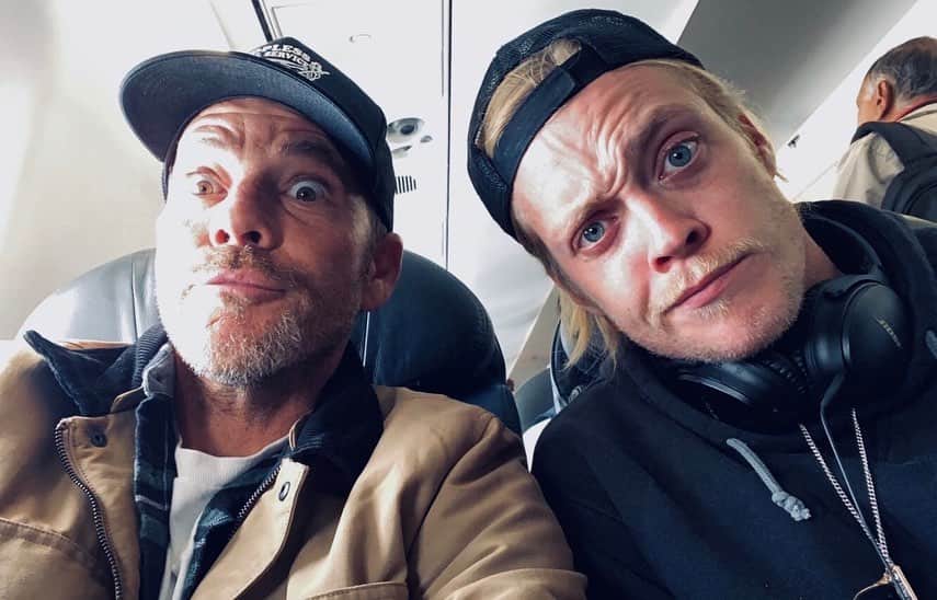 ルーファス・テイラーのインスタグラム：「Great to hang this week brother and visit the set to see you in action. Can’t wait for Deputy. 🍻🤠👊🏼 #deputy」