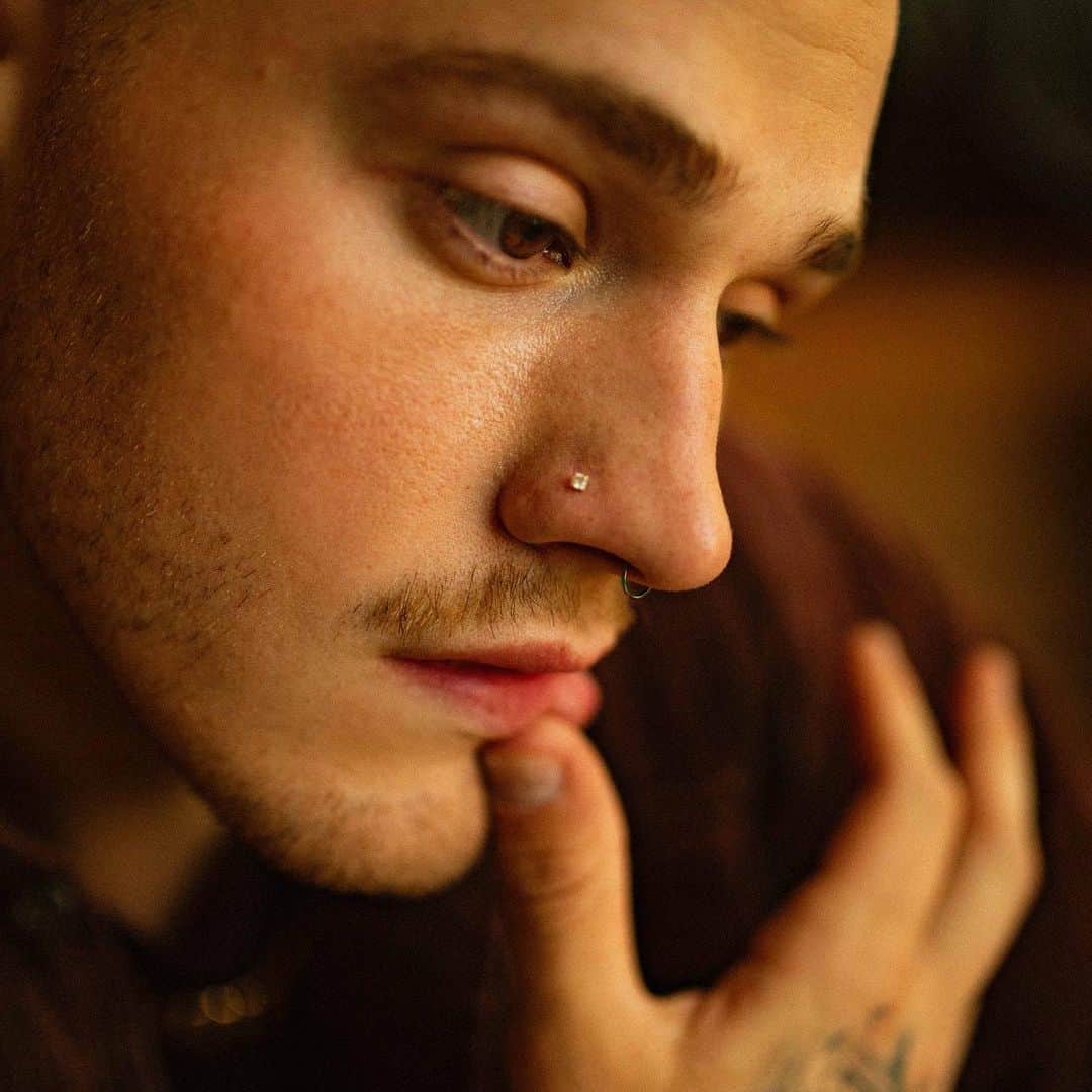 ブランドン・シェイアのインスタグラム：「RIP to my nose diamond... she fell out after almost two years in my nose. Idk where the fuck she went, she might very possibly be in my puppies poop bag somewhere in a landfill. Also it was like $500 & my nose hole already closed up. Fucky.」