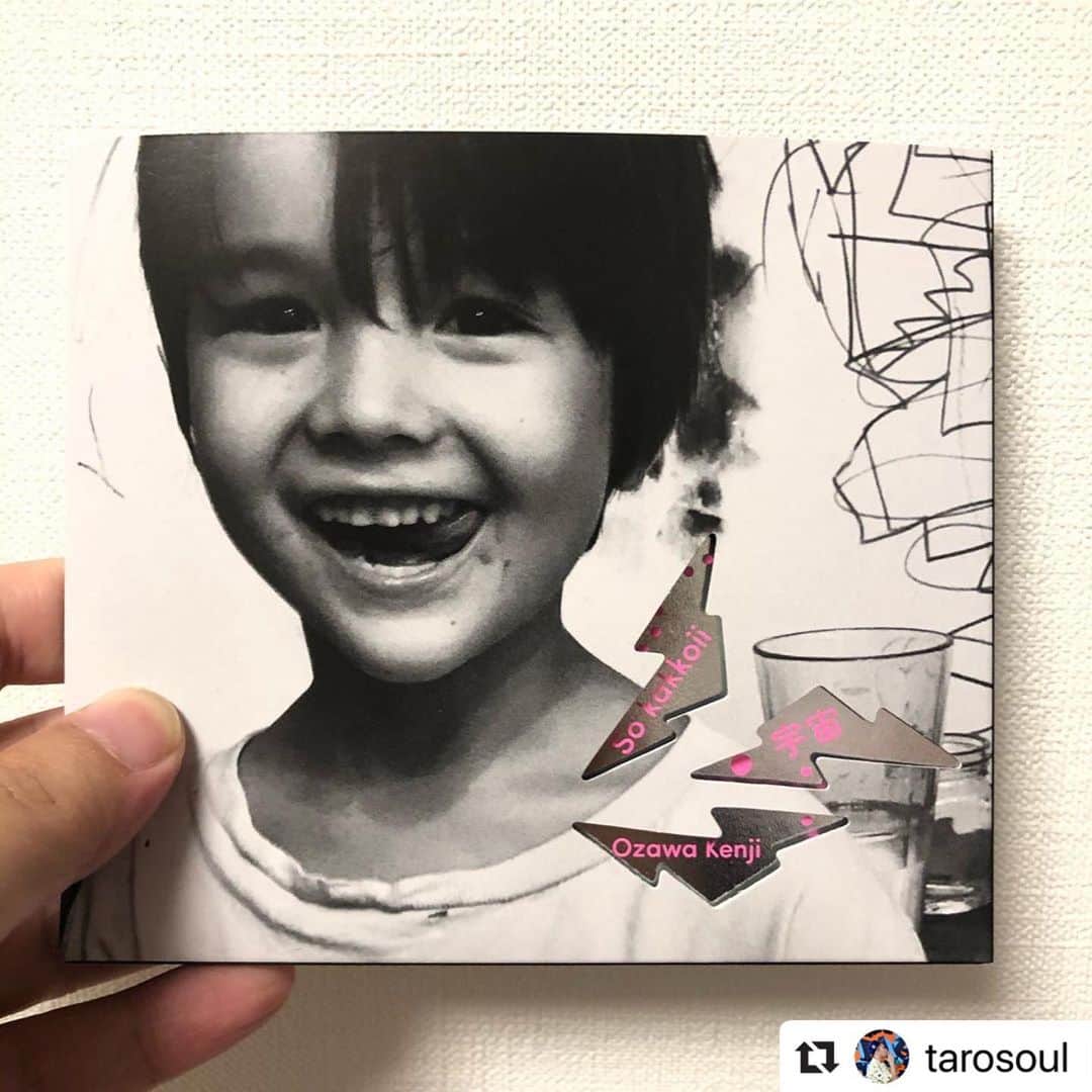 小沢健二のインスタグラム：「#Repost @tarosoul ・・・ 小沢健二さんのアルバム﻿ "So kakoii 宇宙"の数曲にコーラスとして参加させていただきました。﻿ ﻿ 素晴らしい楽曲達の一部になれたこと大変光栄です。小沢さんは音楽超人でした。言葉足らずでもどかしいですが、こんな凄いレベルで音楽やってるのか、と感動しました。レコーディングも勉強になることだらけで、いち歌い手として貴重な経験を積ませていただきました。﻿ ﻿ ﻿ 実はきっかけをくれたのは、スチャダラパーのBOSEさんです。﻿ ある日、「オザケンが男性コーラス探してたから太郎のこと推薦しといたよ」と。﻿ それだけでめちゃ驚きでしたが、翌日にご本人から「明後日スタジオ来れませんか？」と直接電話が掛かってきたときは、頭の中がパニックでした。﻿ ﻿ スタジオで実際にコーラス入れをして、﻿ 曲に合わなければ、当然お役御免と覚悟してました。﻿ が、深夜までかかった作業の後、﻿ 「来週の金土も来れませんか？」と聞かれたときはめちゃくちゃ嬉しかったです。﻿ ﻿ この経緯は明かそうか迷いましたが、﻿ 自分のキャリアも順風満帆とは程遠く、レーベルを立ち上げ、何とか手探りながら活動してる状況の中、続けていれば何かが起こるんだな、と希望を持てた出来事だったので、書きました。﻿ ﻿ 改めて小沢健二さん、BOSEさん、ありがとうございました。﻿ そして、リリースおめでとうございます！！﻿ 皆さん、So kakoiiアルバムなので是非聴いて下さい！！﻿ ﻿ #ozkn #小沢健二 ﻿」