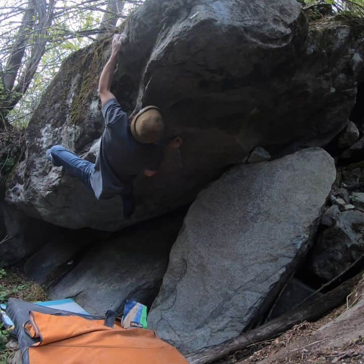 ダニエル・ウッズのインスタグラム：「Eye Candy (8A)(FA) _________________________ Lil throwback to sessioning in Bavona, switzerland... brushin up blocs and climbin them. The last 3 weeks of my trip I was completely solo. Would just run around with my speaker and try hard haha. I found its def easier to send with a crew vibe, though it was empowering to dig deep and rely on my own psyche to send. This lil bloc caught my eye on the way to Rustica and ended up being pretty steller.」