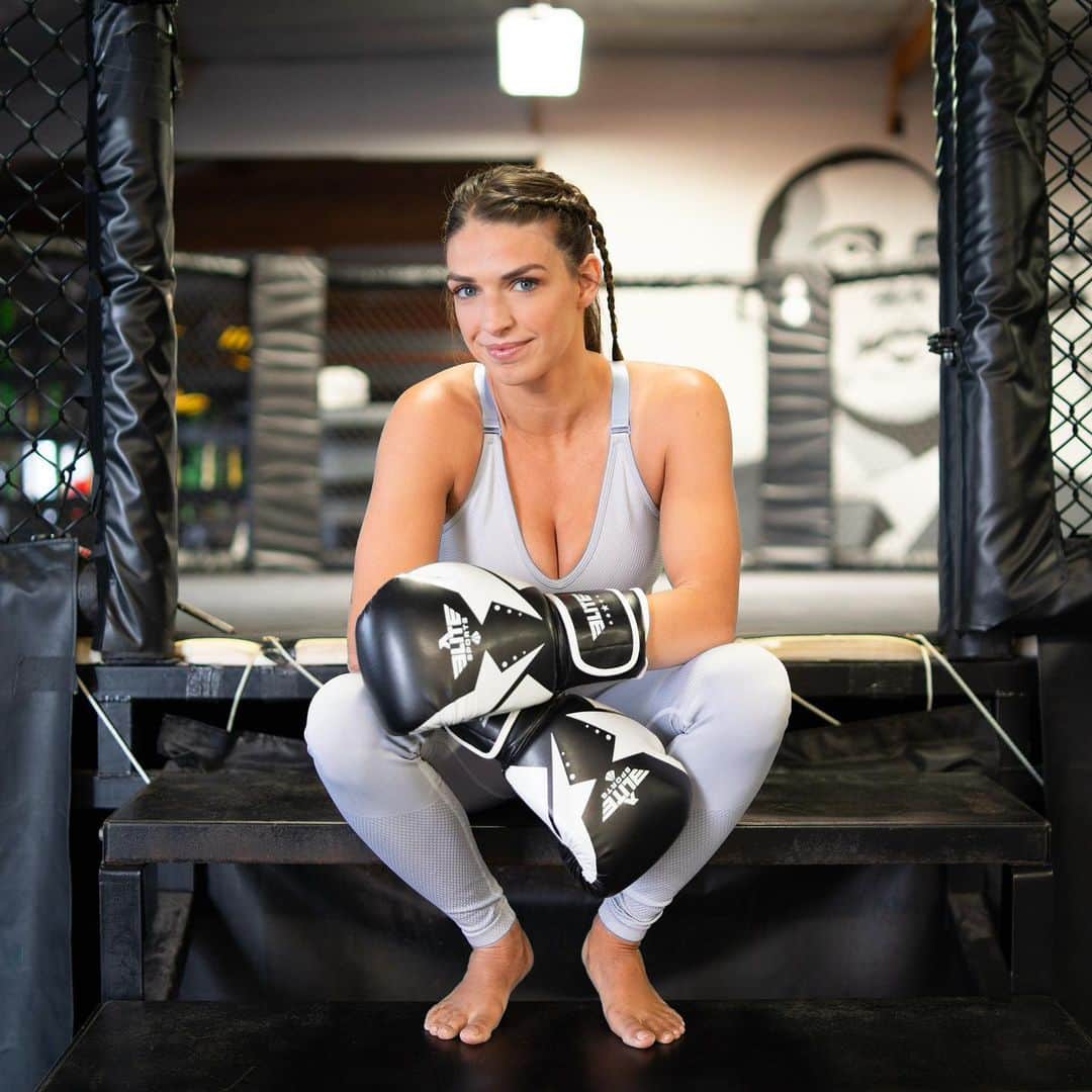 のインスタグラム：「I'm super excited to announce a new sponsor of mine, @elitesportscompany! I’m looking forward to starting something special with a reputable company like Elite as my new MMA gear sponsor! Stay tuned for some really cool content! Stay sharp. Stay ready. Stay Elite. #EliteSports #TeamElite #ES #NewSponsor」