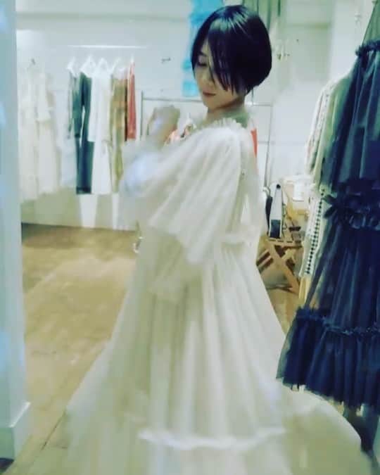 木村仁美のインスタグラム：「それを魔法と呼ぶのなら 🌛🌿 展示会にて。ふわふわ ~ Swim 水中でダンス ~  踊りたくなる 夢心地 〜 ALIGHT 〜 @a.l.i.g.h.t . . . #ちゃみムービー #alight #fashion #展示会 #japanesemodel #dress #それを魔法と呼ぶのなら #dance #dancelife #ワンピース👗 #nostalgic #踊る」