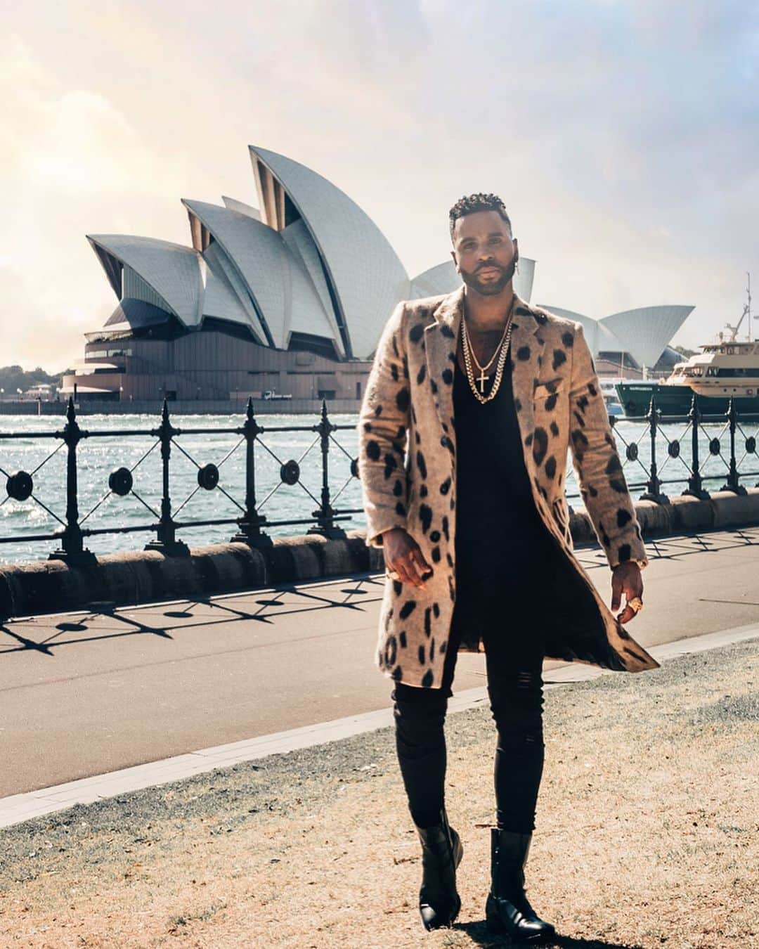 ジェイソン・デルーロのインスタグラム：「No matter how easy it looks NOTHING WILL BE HANDED TO YOU! Create YOUR OWN destination. Sydney B!+h」