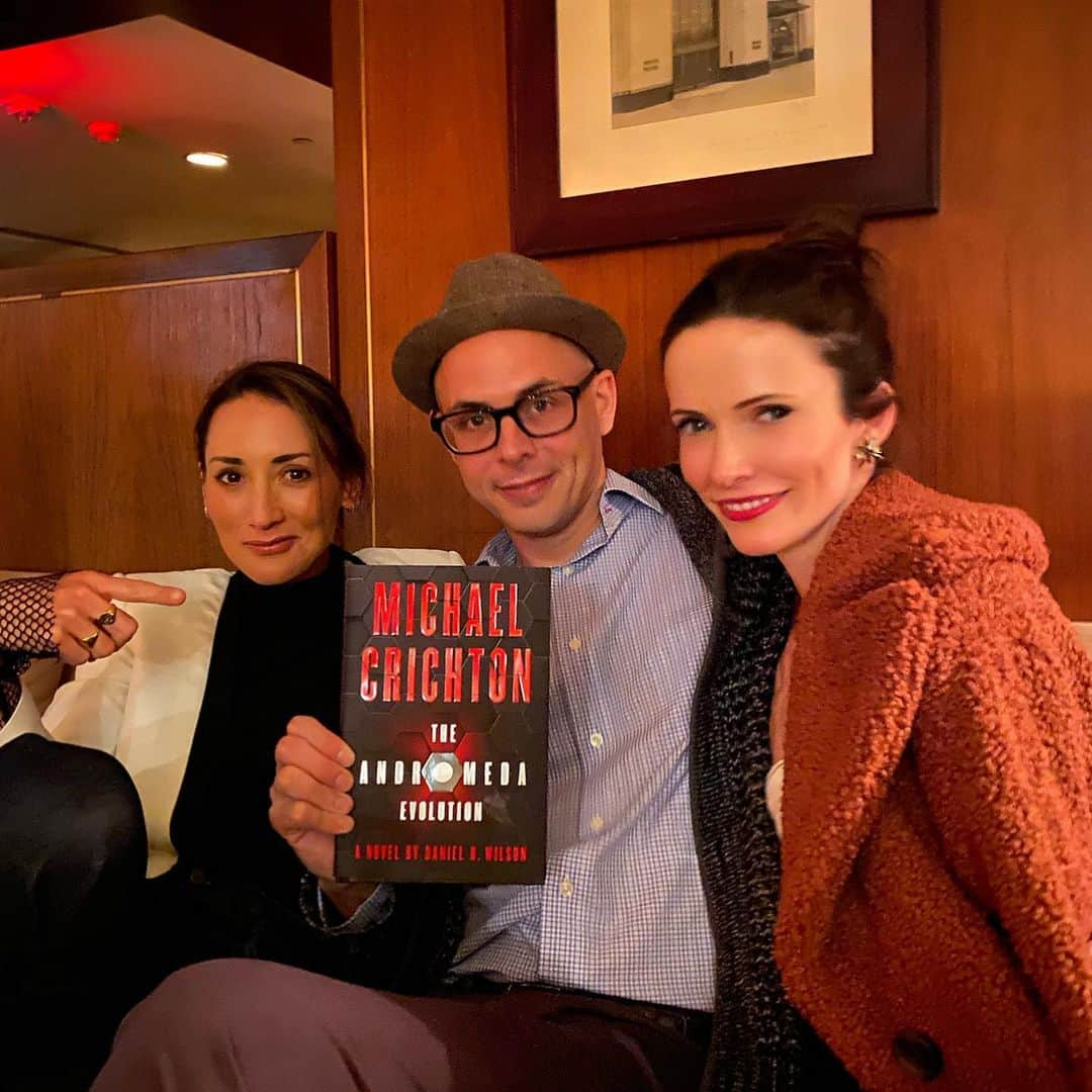 ビッツィー・トゥロックさんのインスタグラム写真 - (ビッツィー・トゥロックInstagram)「With our dear friends from Portland (miss you, PDX) Anna and Daniel Wilson last night celebrating Daniel’s latest bestseller, #TheAndromedaEvolution. It’s the sequel to The Andromeda Strain, fifty years in the making, and is technically the first authorized sequel to the worlds of Michael Crichton. Very proud of Daniel. Everyone go read it!」11月14日 2時47分 - bitsietulloch