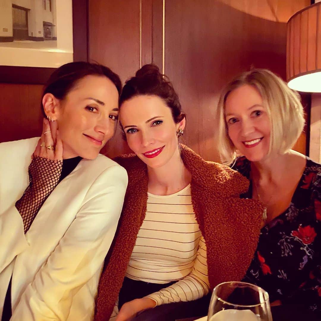 のインスタグラム：「With our dear friends from Portland (miss you, PDX) Anna and Daniel Wilson last night celebrating Daniel’s latest bestseller, #TheAndromedaEvolution. It’s the sequel to The Andromeda Strain, fifty years in the making, and is technically the first authorized sequel to the worlds of Michael Crichton. Very proud of Daniel. Everyone go read it!」