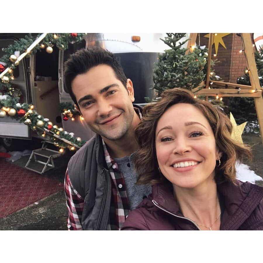オータム・リーザーのインスタグラム：「Behind-the-scenes snaps of my beloved cast & crew from #ChristmasUndertheStars! Watch this Saturday on @hallmarkchannel 🎄🌟@realjessemetcalfe @1storiginal_clarke_peters @moneca.delain @zoriahwong @yoshiebancroft @anthonyjbolognese @jaralin」