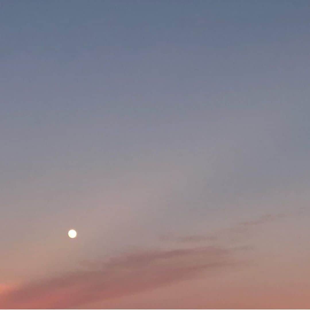 梨花 さんのインスタグラム写真 - (梨花 Instagram)「満月の前日のお月様🌕 最近ハワイの空はとても綺麗です☺️」11月14日 3時11分 - rinchan521