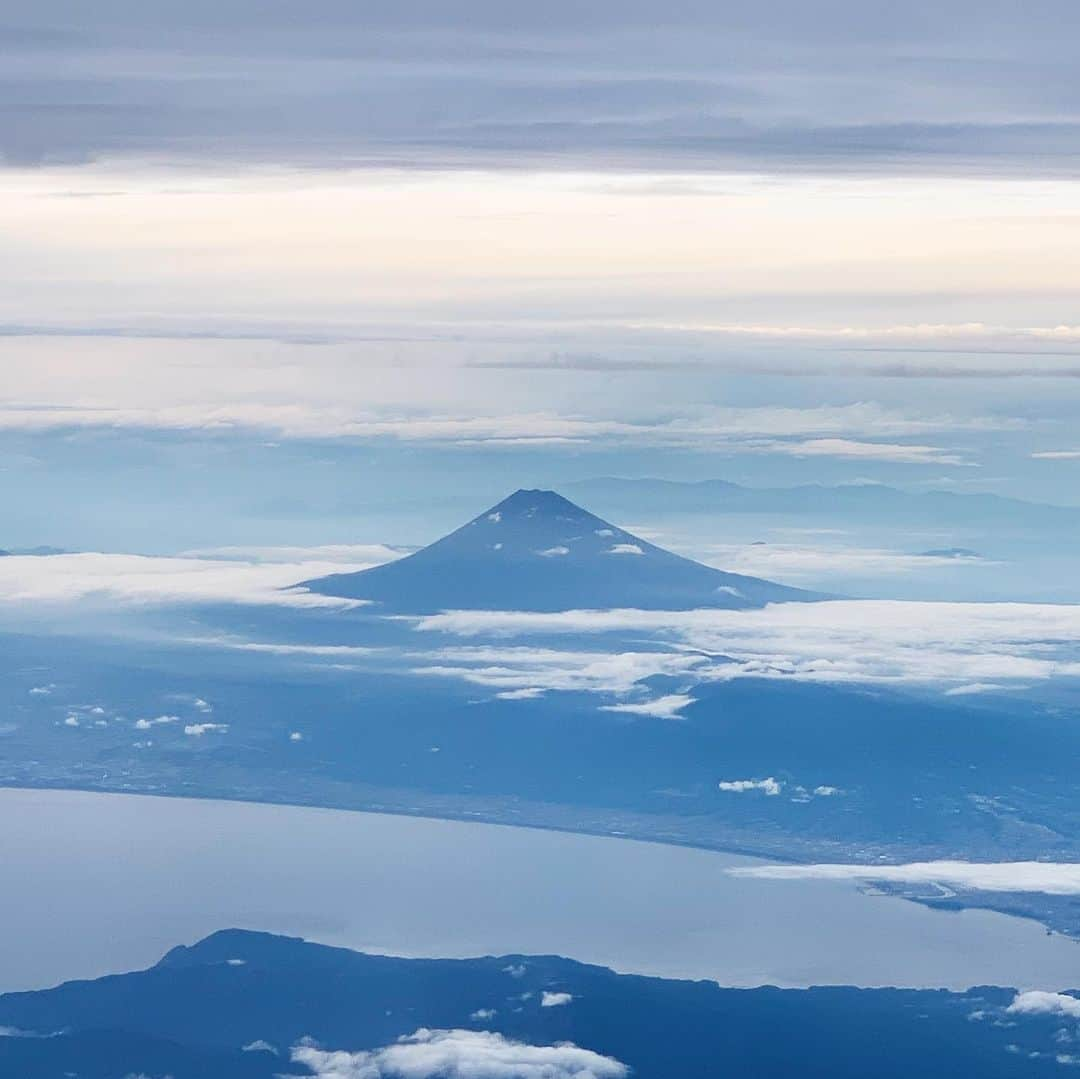 クリスティン・ウェイさんのインスタグラム写真 - (クリスティン・ウェイInstagram)「What are you looking for? I see you. #fujimountain #flights #businesstrip #cwtravel #japantravel」11月14日 3時48分 - prettywhy