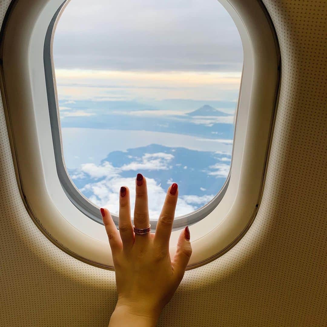 クリスティン・ウェイのインスタグラム：「What are you looking for? I see you. #fujimountain #flights #businesstrip #cwtravel #japantravel」