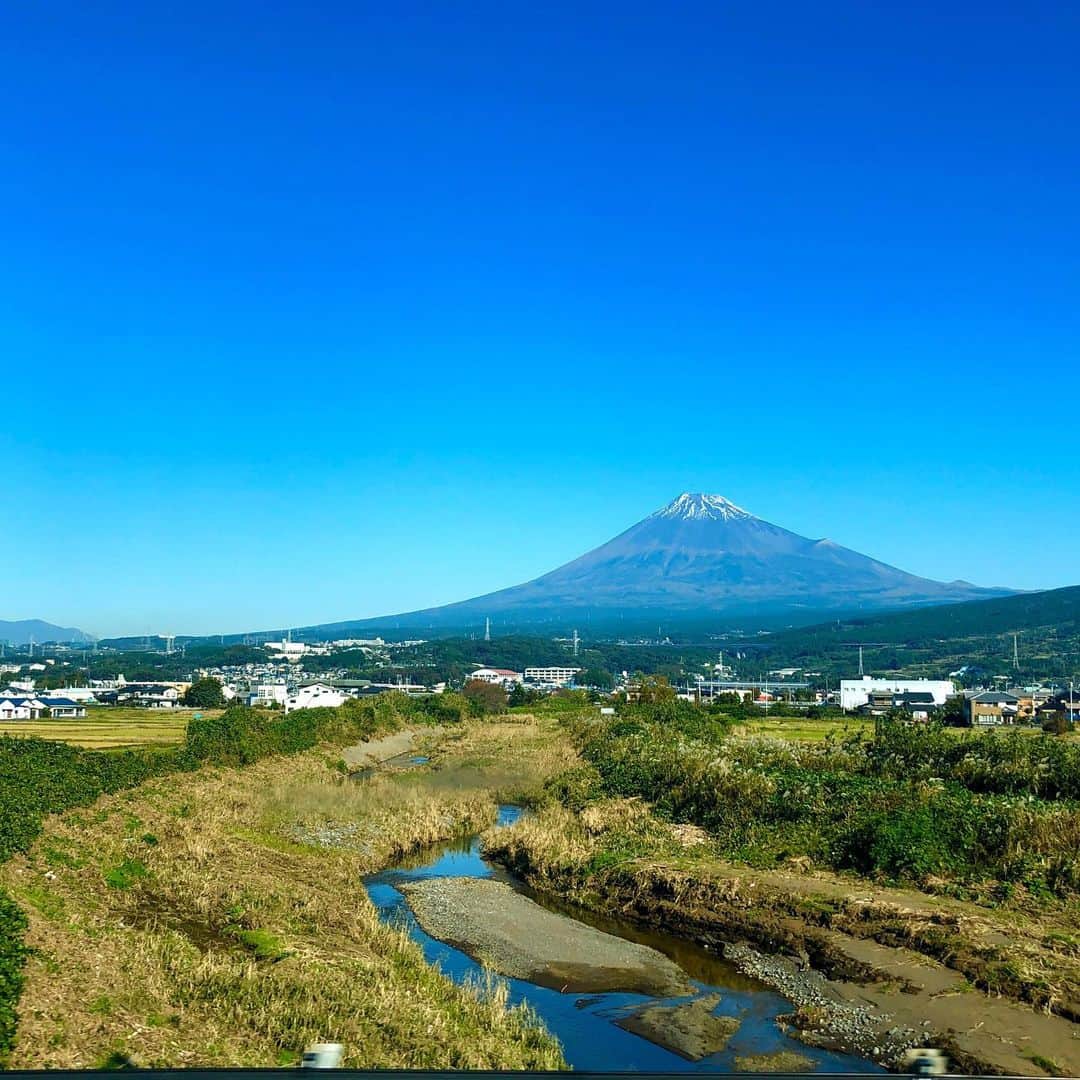 アグネス・チャンさんのインスタグラム写真 - (アグネス・チャンInstagram)「新幹線から撮った富士山。空の青さに癒されました。」11月14日 3時49分 - agneschan1