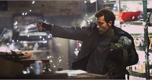 クライヴ・オーウェンのインスタグラム：「#cliveowen #shootemup #movie #gunsandknives」