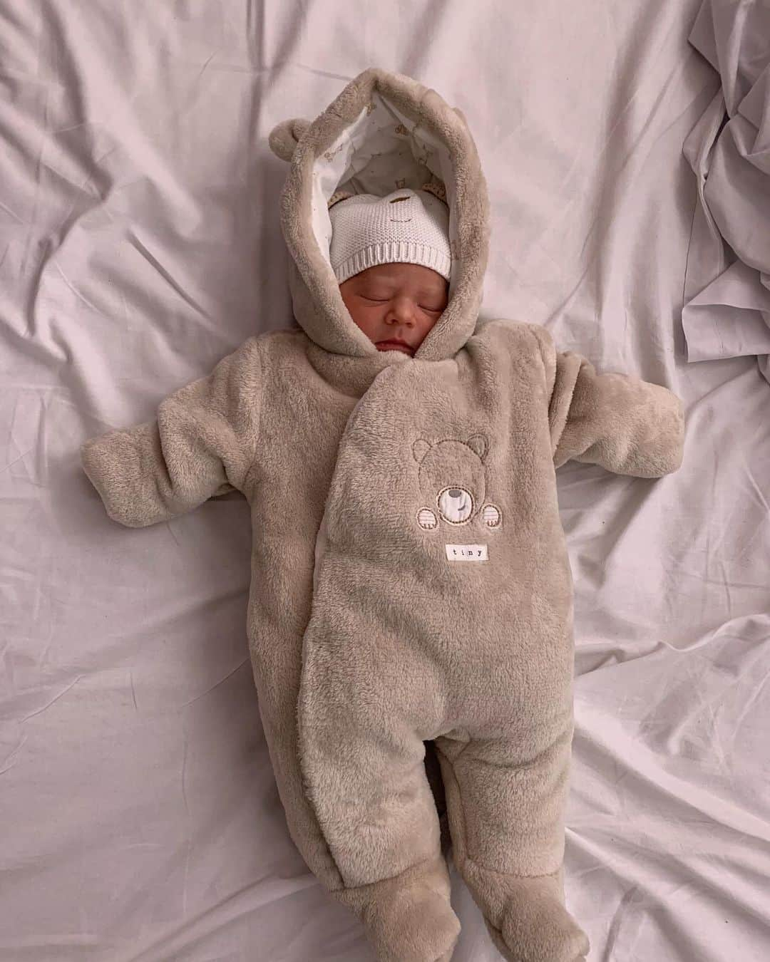 エミル・クラフトのインスタグラム：「You were a little bit smaller than we thought, but you still amazing! Welcome home👶🏼 @liinalundqvist you were absolutley brilliant❤️」